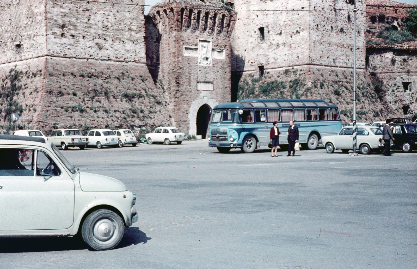 Italy, Rimini, Piazza Malatesta, Castel Sismondo., 1970, Kristek Pál, castle, colorful, bus, Fiat-brand, automobile, Filippo Brunelleschi-design, Sigismondo Pandolfo Malatesta-design, Fortepan #75579