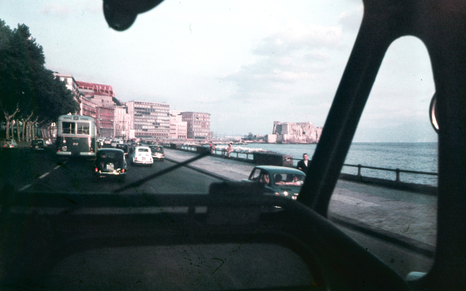 Olaszország, Nápoly, Via Francesco Caracciolo, jobbra a Castel dell'Ovo, 1970, Kristek Pál, színes, Fiat 850, Fiat 500, Fortepan #75593