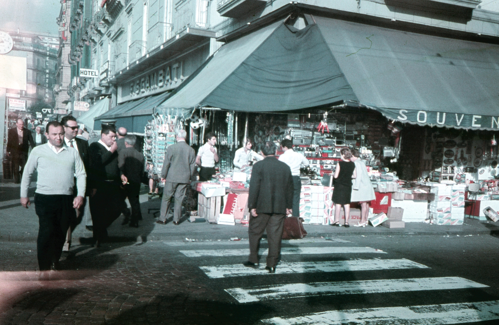 Italy, Naples, Piazza Garibaldi Giuseppe, jobbra a Via Milano torkolata., 1970, Kristek Pál, colorful, hotel, souvenir, crosswalk, Fortepan #75595