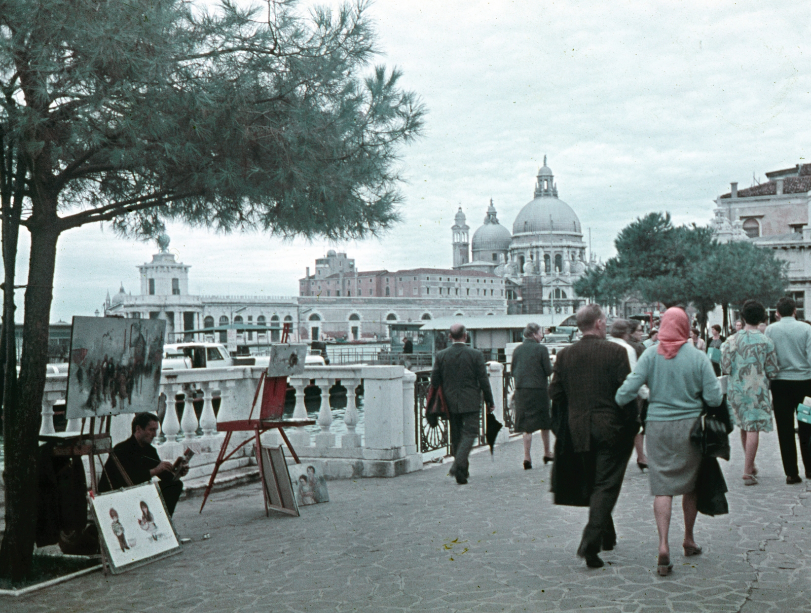 Olaszország, Velence, Riva degli Schiavoni, háttérben a Santa Maria della Salute fogadalmi templom., 1970, Kristek Pál, színes, Bazilika, festmény, barokk-stílus, katolikus, kupola, Baldassare Longhena-terv, Fortepan #75599