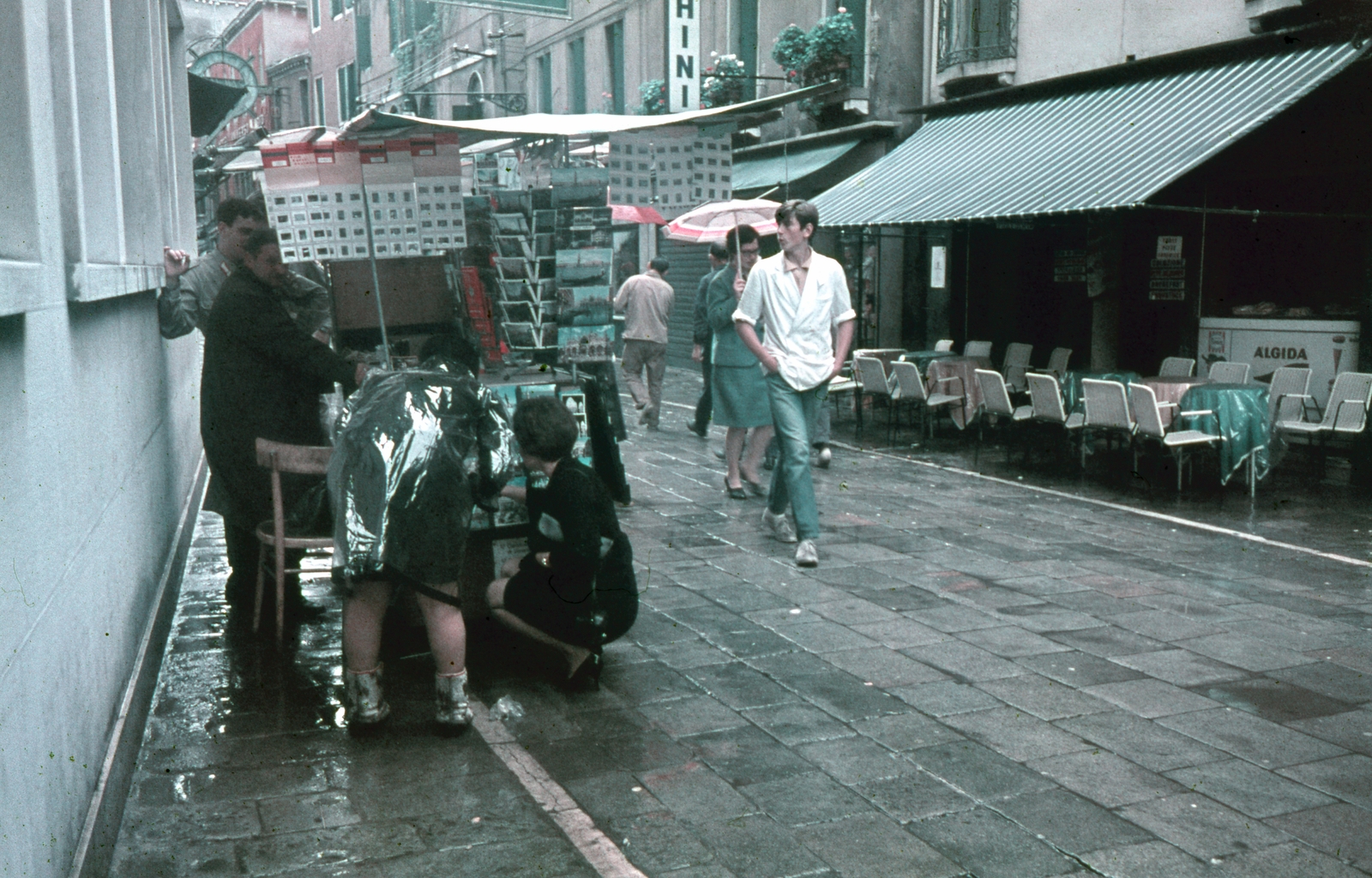 Italy, Venice, Rio Terà Lista di Spagna a Főpályaudvar irányába nézve., 1970, Kristek Pál, colorful, umbrella, rain, Fortepan #75600