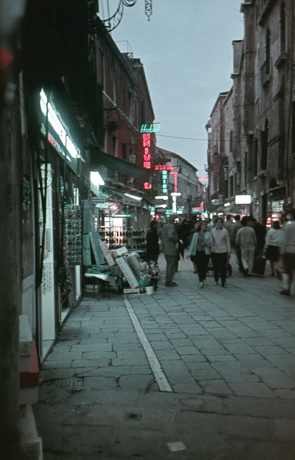 Italy, Venice, Rio Terà Lista di Spagna a Ponte degli Scalzi közelében., 1970, Kristek Pál, colorful, neon sign, Fortepan #75603