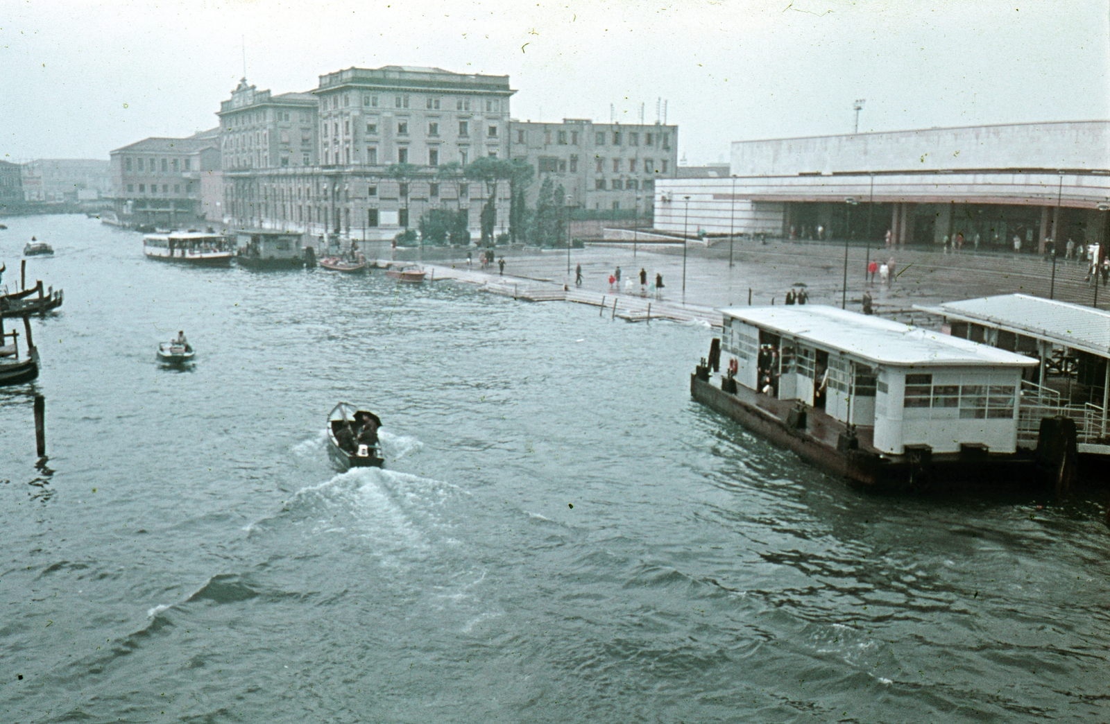 Italy, Venice, Canal Grande a Ponte degli Scalzi-ról nézve. Szemben a Santa Lucia pályaudvar eredeti főépülete, jobbra az új pályaudvar., 1970, Kristek Pál, colorful, motorboat, train station, boat station, Fortepan #75606
