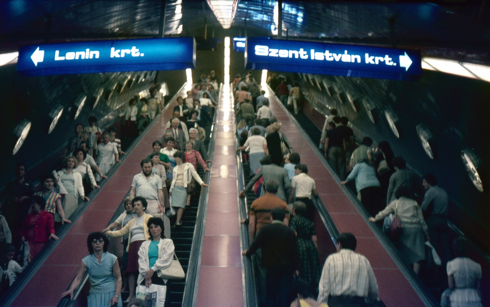 Hungary, Budapest VI., a Nyugati pályaudvar metróállomás mozgólépcsője., 1984, Kristek Pál, transport, colorful, moving escalator, subway, subway station, Budapest, Fortepan #75608