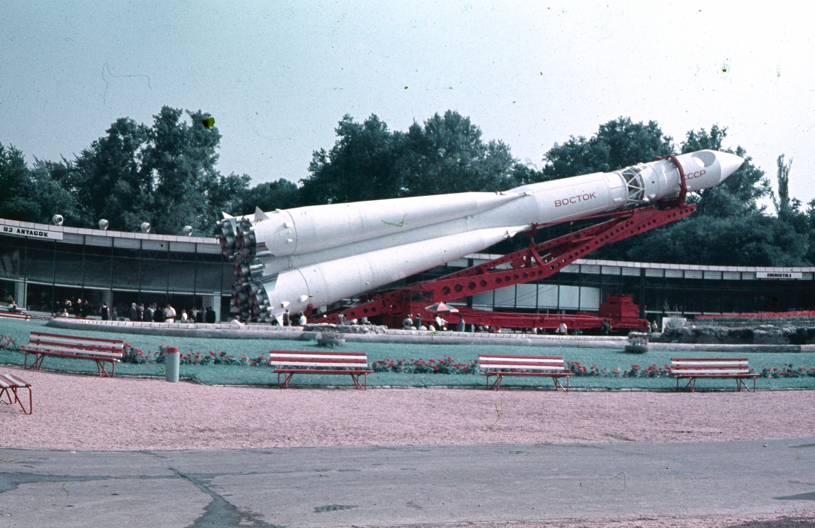 Hungary, Budapest XIV., a BNV területe, a Szovjet tudomány és technika 50 éve jubileumi kiállítása 1967. szeptember 1-24. A felvételen a Vosztok-1, Gagarin űrhajójának másolata., 1967, Kristek Pál, Soviet Union, international fair, exhibition, spaceship, Budapest, space research, Fortepan #75611