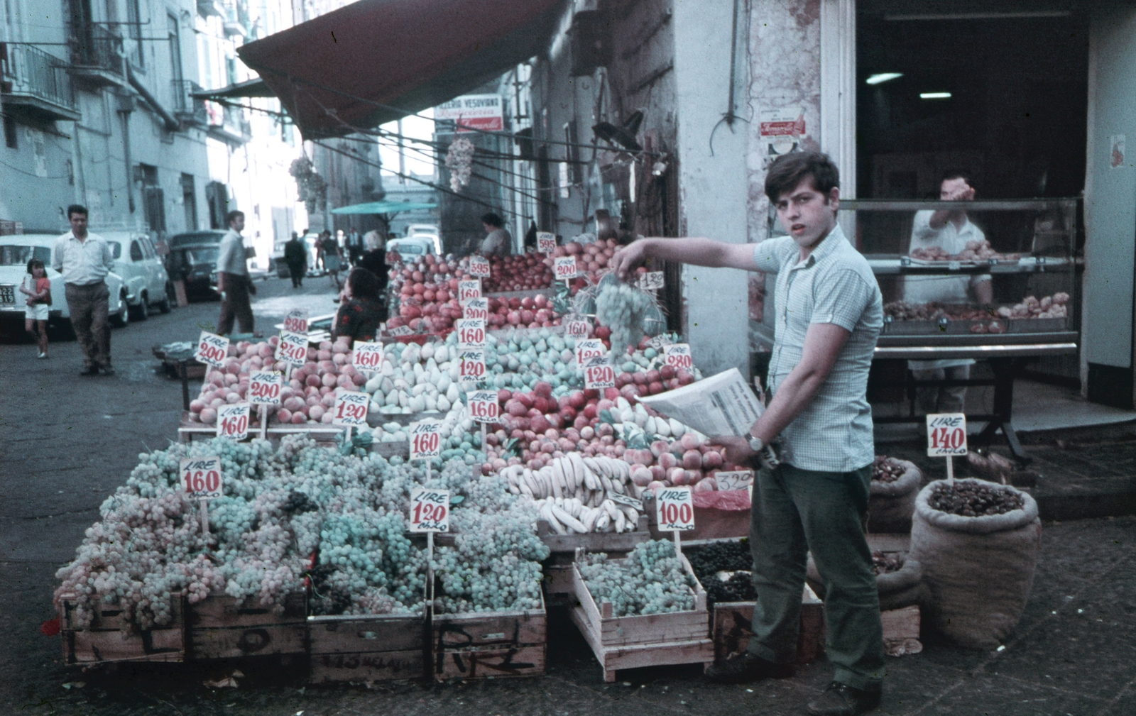 Olaszország, Nápoly, Via Cesare Carmignano a Traversa III Garibaldi kereszteződéséből a Piazza Guglielmo Pepe felé nézve., 1970, Kristek Pál, színes, zöldséges, Fortepan #75612