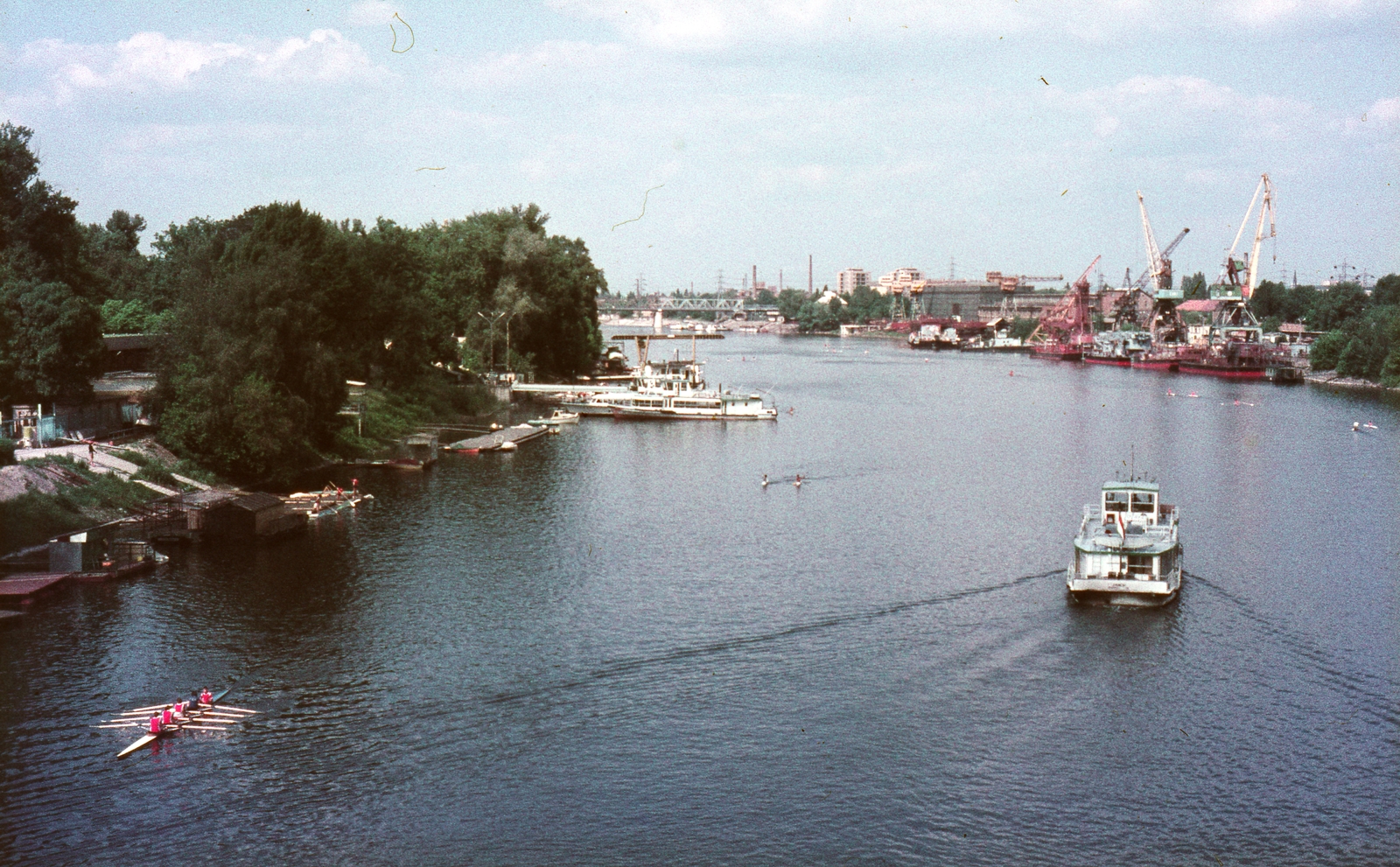 Hungary, Budapest XIII., Újpesti-öböl a Meder utcai hídról nézve, jobbra az MHD Angyalföldi gyáregysége., 1986, Kristek Pál, ship, colorful, crane, paddling, water bus, dredge, Budapest, Fortepan #75616