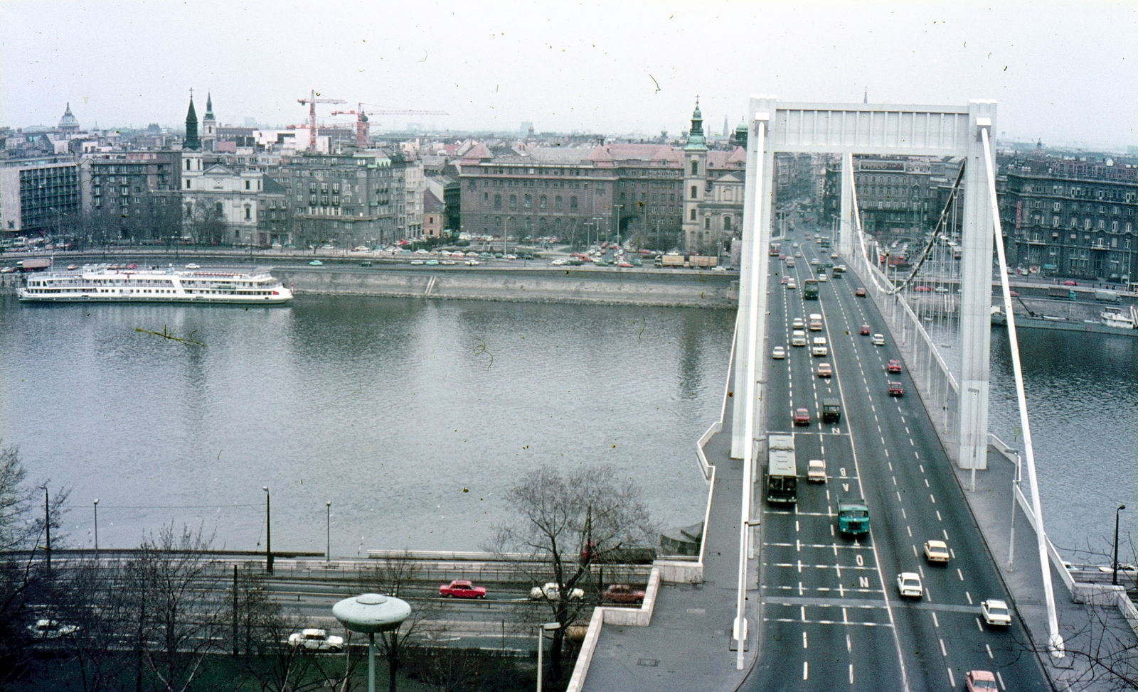 Hungary, Budapest, Erzsébet híd a Gellérthegyről nézve., 1984, Kristek Pál, ship, colorful, bridge, traffic, bus, commercial vehicle, Ikarus-brand, picture, automobile, UFO lamp, Pál Sávoly-design, Fortepan #75618