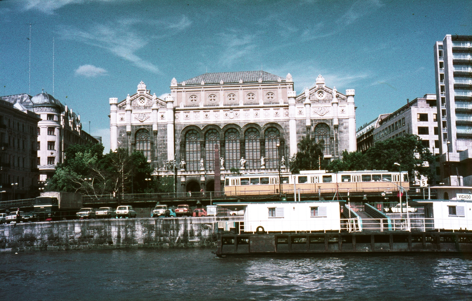 Hungary, Budapest V., Vigadó a Dunáról nézve., 1985, Kristek Pál, colorful, hotel, tram, Frigyes Feszl-design, modern architecture, Jozsef Finta-design, Budapest, István Nyiri-design, events' center, Fortepan #75619