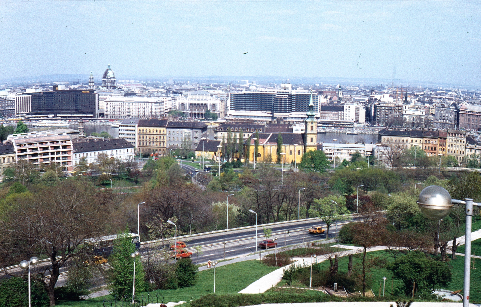 Magyarország, Budapest I., kilátás a gellérthegyi víztározótól a Tabán és a Belváros felé., 1984, Kristek Pál, színes, szálloda, látkép, Polski Fiat 126p, Budapest, Fortepan #75620