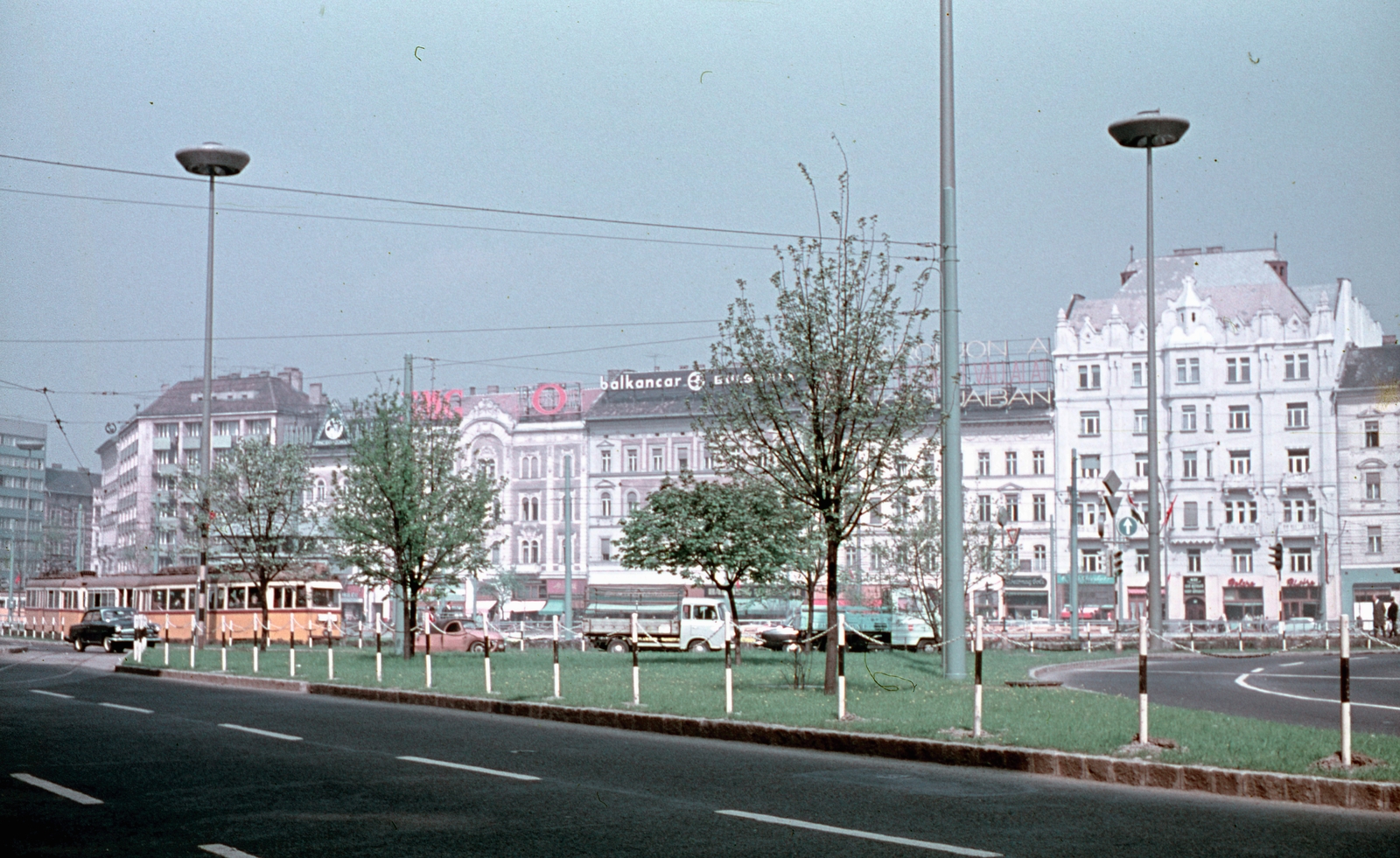 Hungary, Budapest VIII.,Budapest VII., Baross tér., 1970, Kristek Pál, colorful, neon sign, Barkas-brand, tram, Velorex-brand, Ganz UV tramway, neon sign, Budapest, UFO lamp, traffic, Fortepan #75629