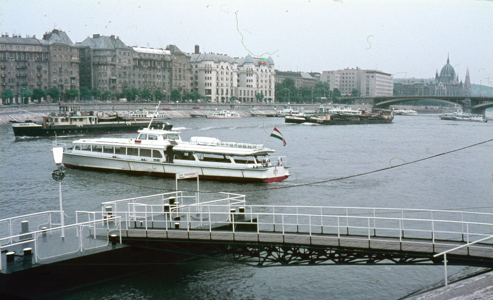 Magyarország, Margitsziget, Budapest, az Újpesti rakpart és a Jászai Mari tér felé nézve., 1985, Kristek Pál, hajó, színes, uszály, vízibusz, vontató, Fortepan #75634