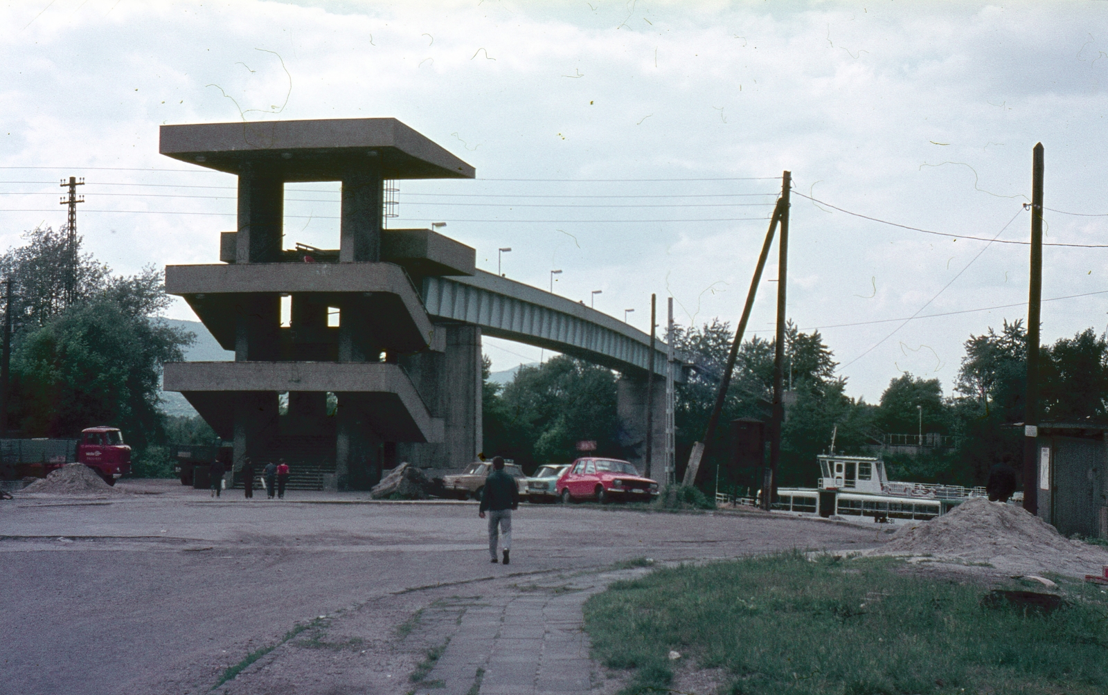 Hungary, Budapest XIII., Meder utca, szemben a Népszigetre vezető híd., 1986, Kristek Pál, ship, colorful, bridge, commercial vehicle, Dacia-brand, Budapest, Fortepan #75635