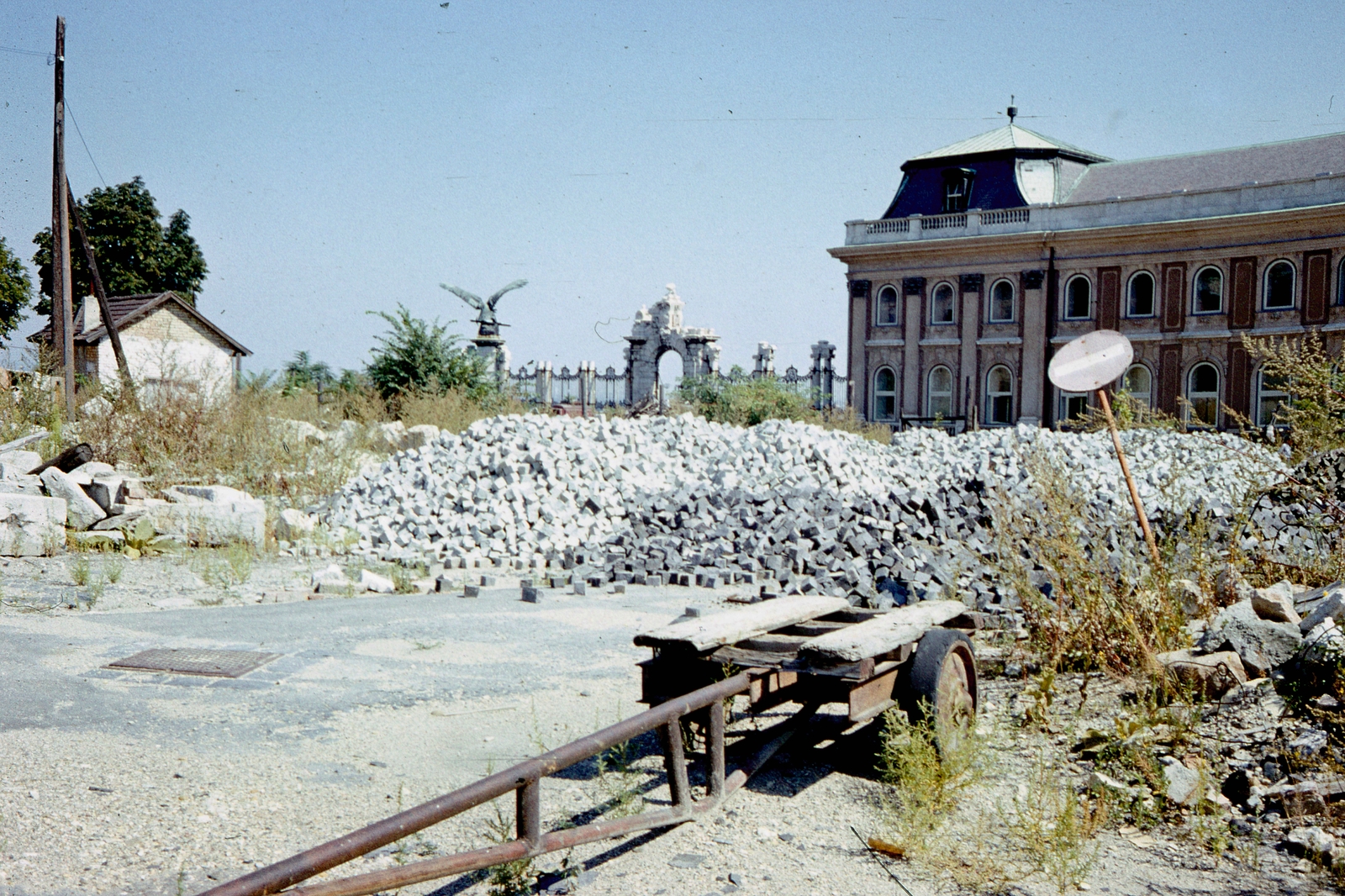 Magyarország, budai Vár, Budapest I., Szent György tér., 1973, Kristek Pál, színes, építkezés, kockakő, Turul-szobor, Budapest, Fortepan #75639