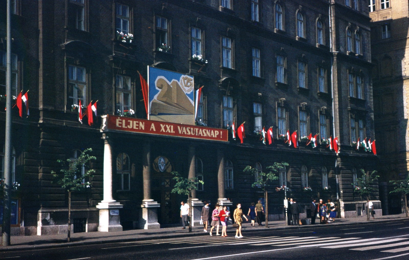 Magyarország, Budapest VIII., Kerepesi út 3., MÁV Igazgatósági épület., 1971, Kristek Pál, színes, zászló, Budapest, Fortepan #75642