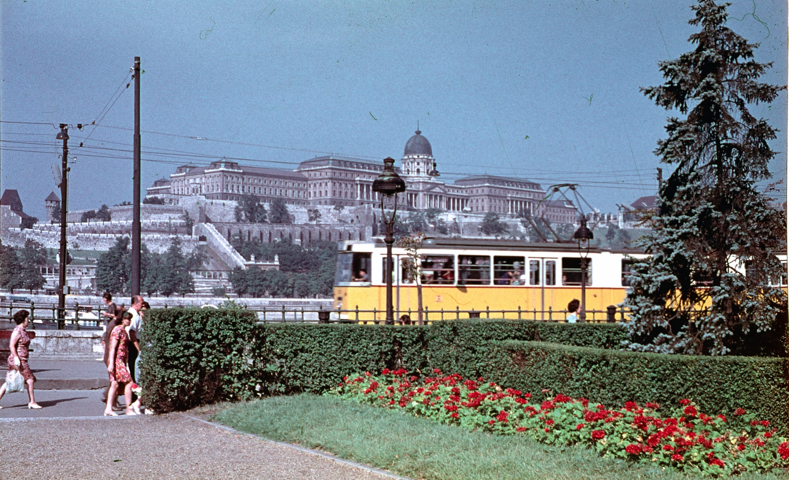 Magyarország, Budapest V., Vigadó tér, szemben a Budavári Palota (korábban Királyi Palota)., 1973, Kristek Pál, színes, villamos, Ganz-márka, Ganz CSMG, Budapest, Fortepan #75645