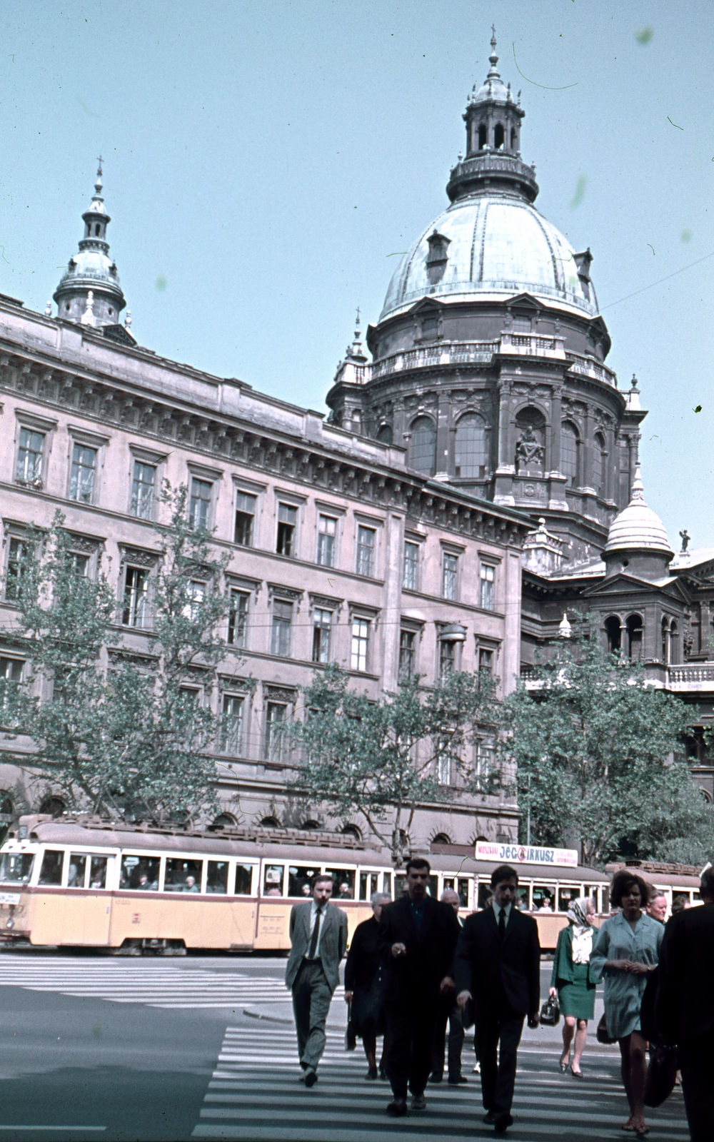 Hungary, Budapest V.,Budapest VI., Andrássy út (Népköztársaság útja) - Bajcsy-Zsilinszky út kereszteződés, háttérben a Szent István-bazilika., 1972, Kristek Pál, colorful, tram, basilica, Miklós Ybl-design, Ganz UV tramway, Budapest, Fortepan #75649