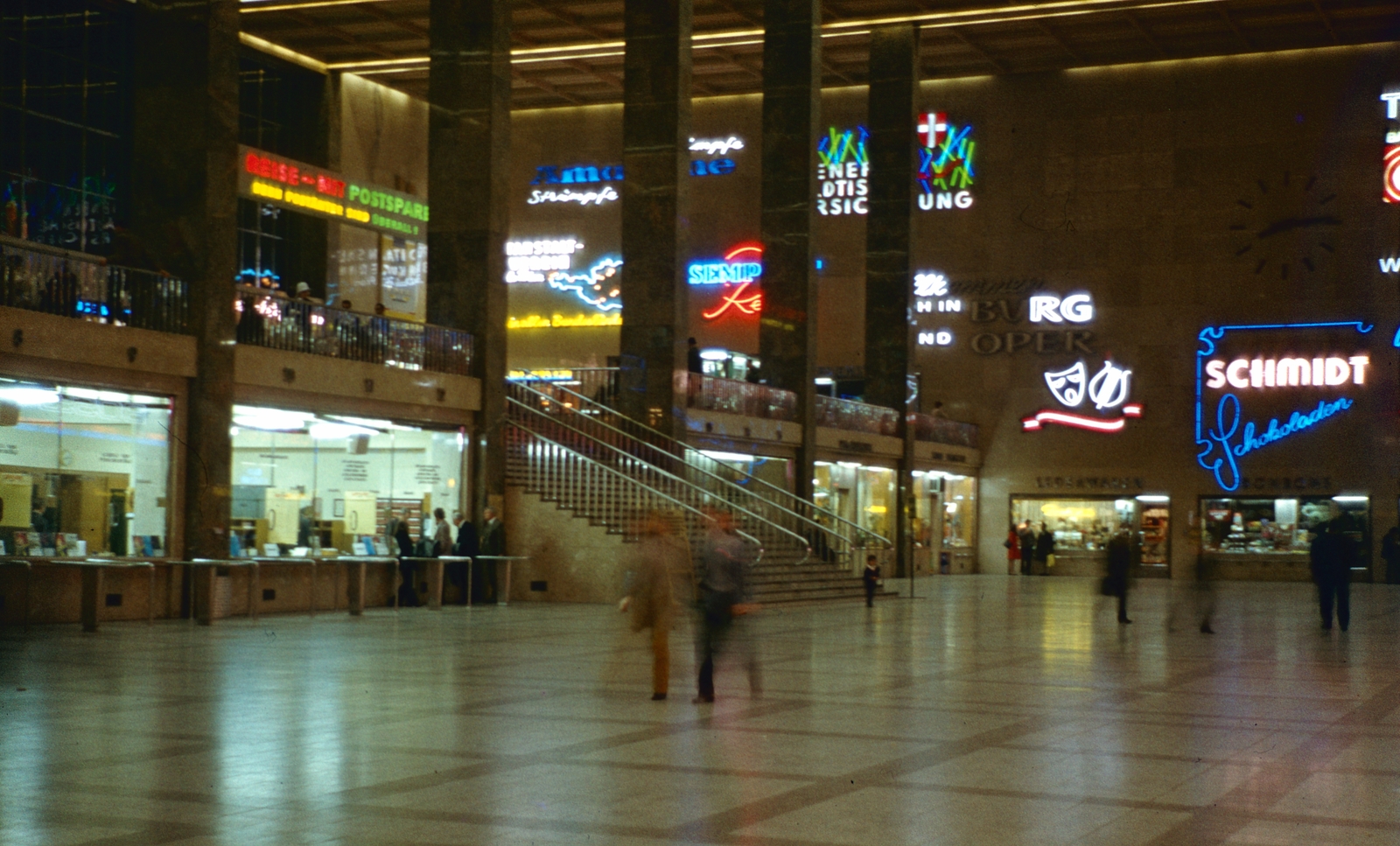 Austria, Vienna, Westbahnhof., 1966, Kristek Pál, ad, colorful, wall clock, genre painting, night, train station, theatrical mask, Fortepan #75657