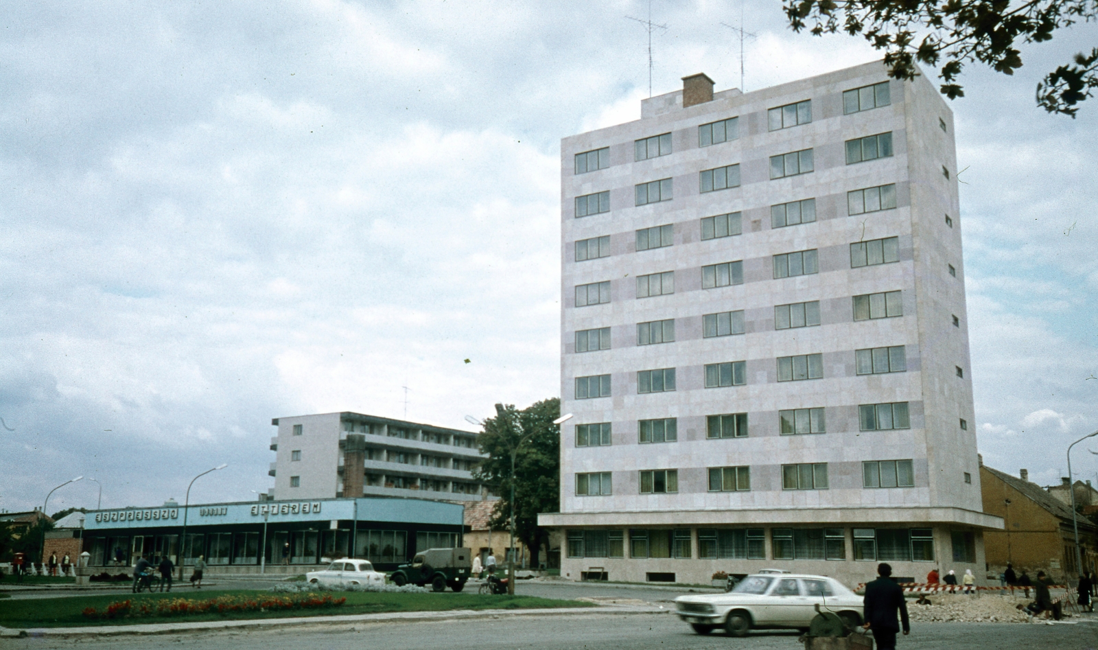 Hungary, Tapolca, Hősök tere, balra a Bauxit étterem és eszpresszó., 1974, Kristek Pál, colorful, street view, genre painting, restaurant, road construction, handbarrow, Fortepan #75660