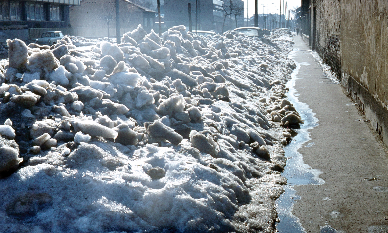 Magyarország, Budapest XIII., Reitter Ferenc utca az Országbíró utcától a Szegedi út felé nézve., 1987, Kristek Pál, színes, hókupac, Budapest, Fortepan #75662