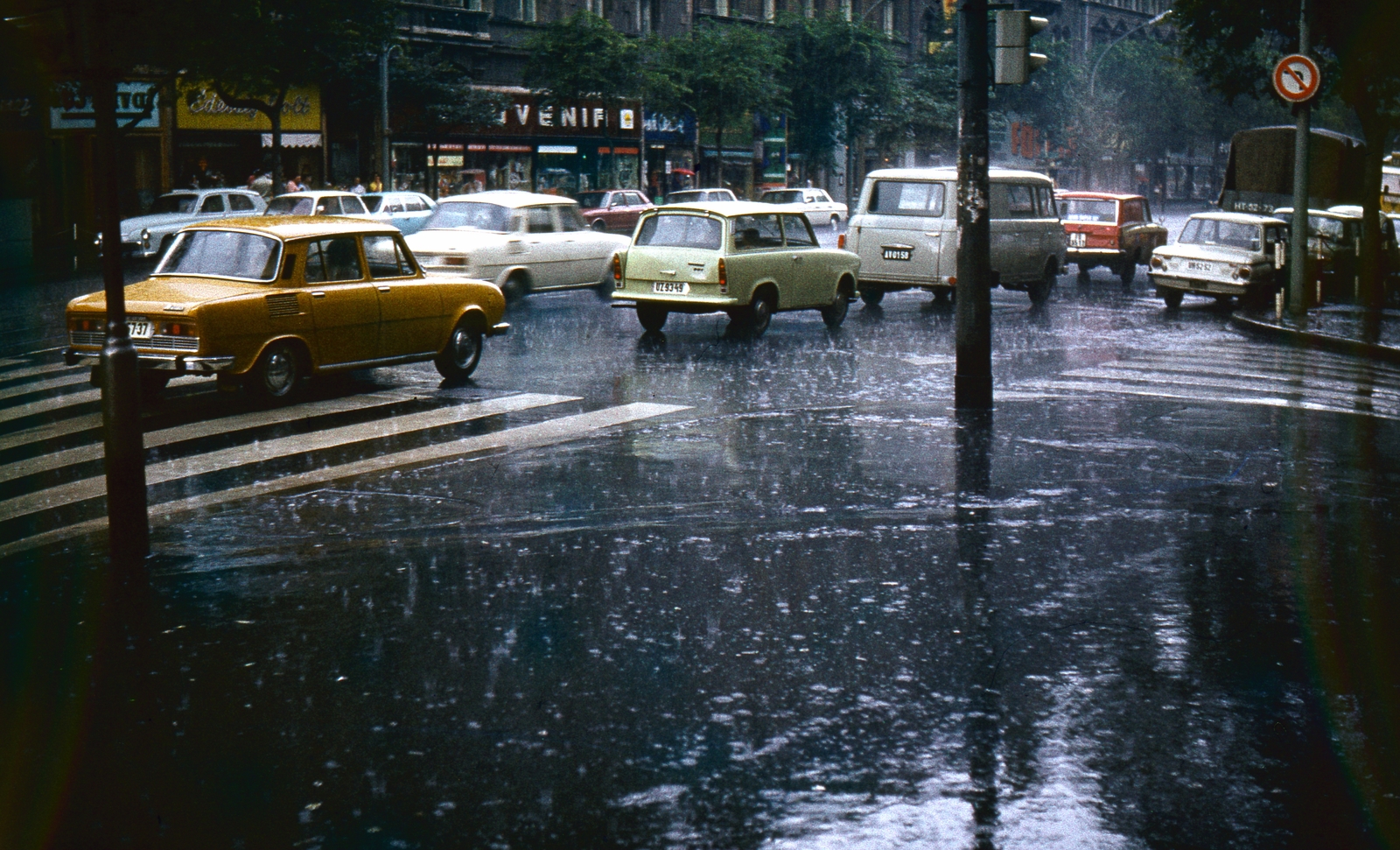 Magyarország, Budapest VII., Erzsébet körút - Dob utca kereszteződés., 1974, Kristek Pál, színes, forgalom, Trabant-márka, utcakép, Skoda-márka, Barkas-márka, Zaporozsec-márka, eső, rendszám, Skoda 100, FSO Warszawa 223, Opel Rekord C, Mercedes W115, Fiat 132, Budapest, Moszkvics 426, Fortepan #75664