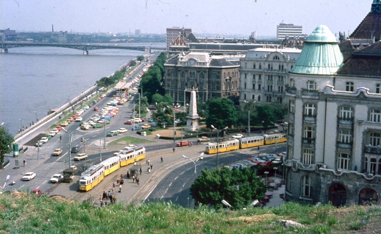 Magyarország, Gellérthegy, Budapest XI., kilátás a Petőfi híd felé, előtérben a Szent Gellért tér., 1985, Kristek Pál, színes, villamos, Duna, Ganz UV, Budapest, Duna-híd, Álgyay Hubert Pál-terv, forgalom, Fortepan #75670
