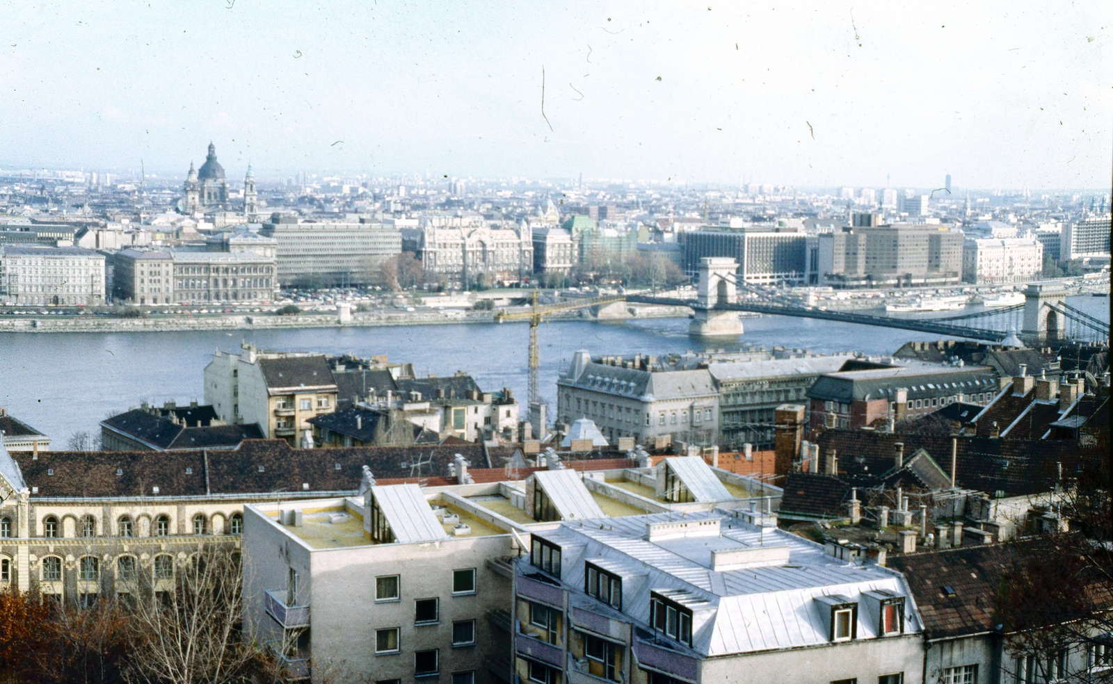Magyarország, Budapest, kilátás a Halászbástya felől a Bazilika és a Széchenyi Lánchíd felé., 1990, Kristek Pál, színes, látkép, toronydaru, függőhíd, William Tierney Clark-terv, Fortepan #75671