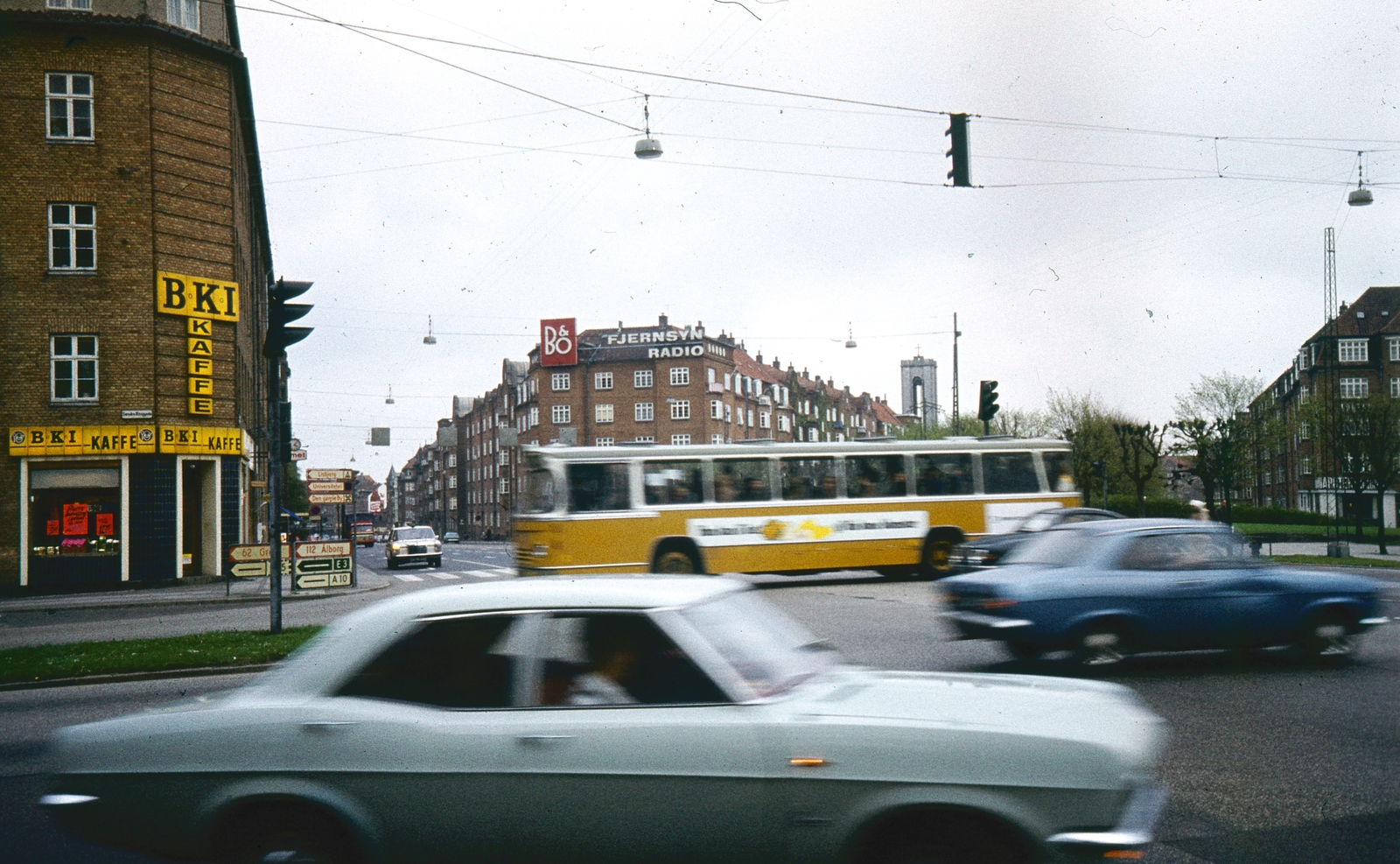 Denmark, Aarhus, (ekkor Århus), Søndre Ringgade, szemben balra a De Mezas Vej, jobbra az Ingerslevs Boulevard., 1973, Kristek Pál, colorful, bus, German brand, Opel-brand, street view, Mercedes-brand, automobile, Fortepan #75673