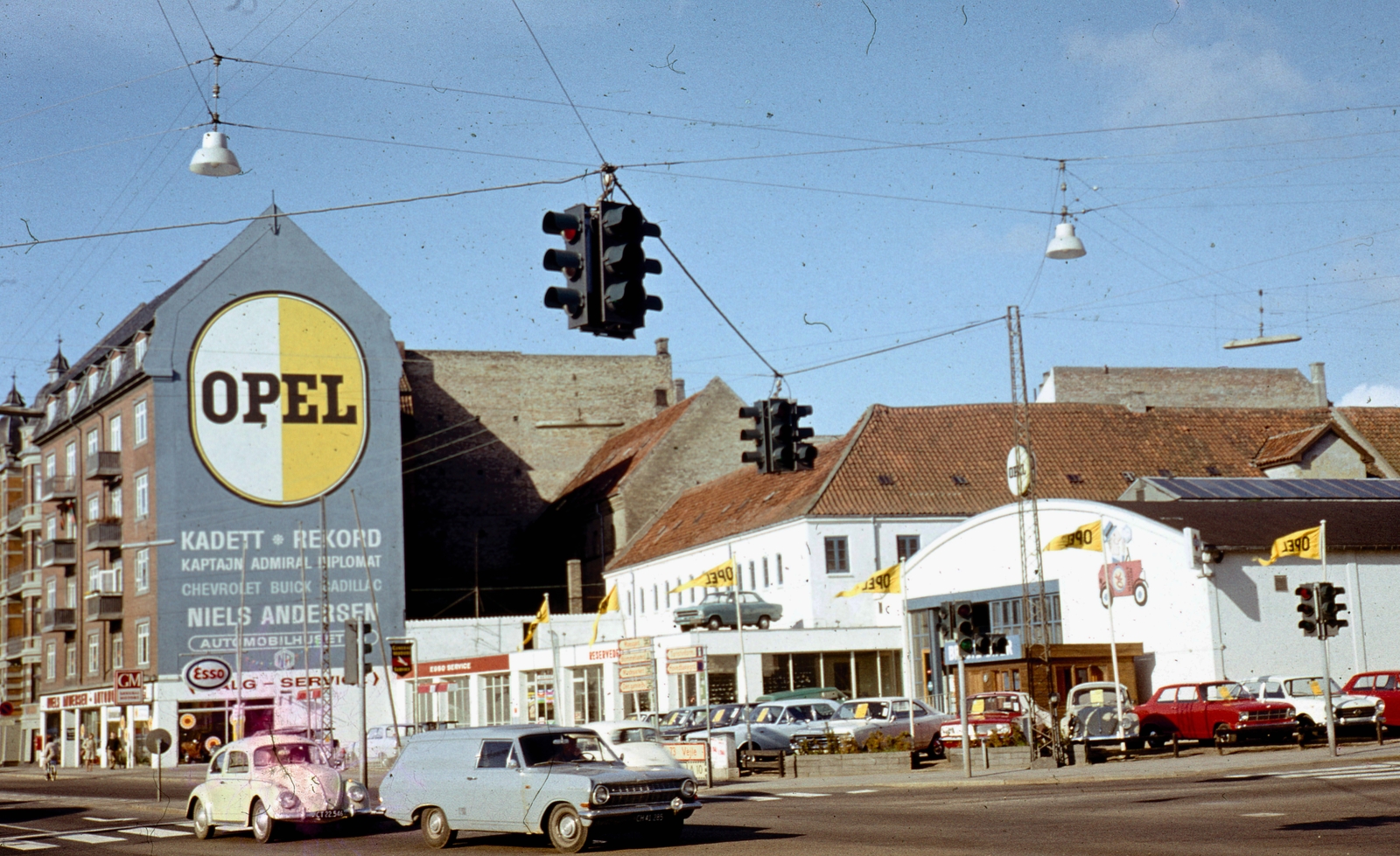 Denmark, Aarhus, (ekkor Århus), Kystvejen, jobbra a Nørreport torkolata., 1973, Kristek Pál, colorful, Opel-brand, street view, Volkswagen-brand, automobile, Volkswagen Beetle, car dealer, Fortepan #75674