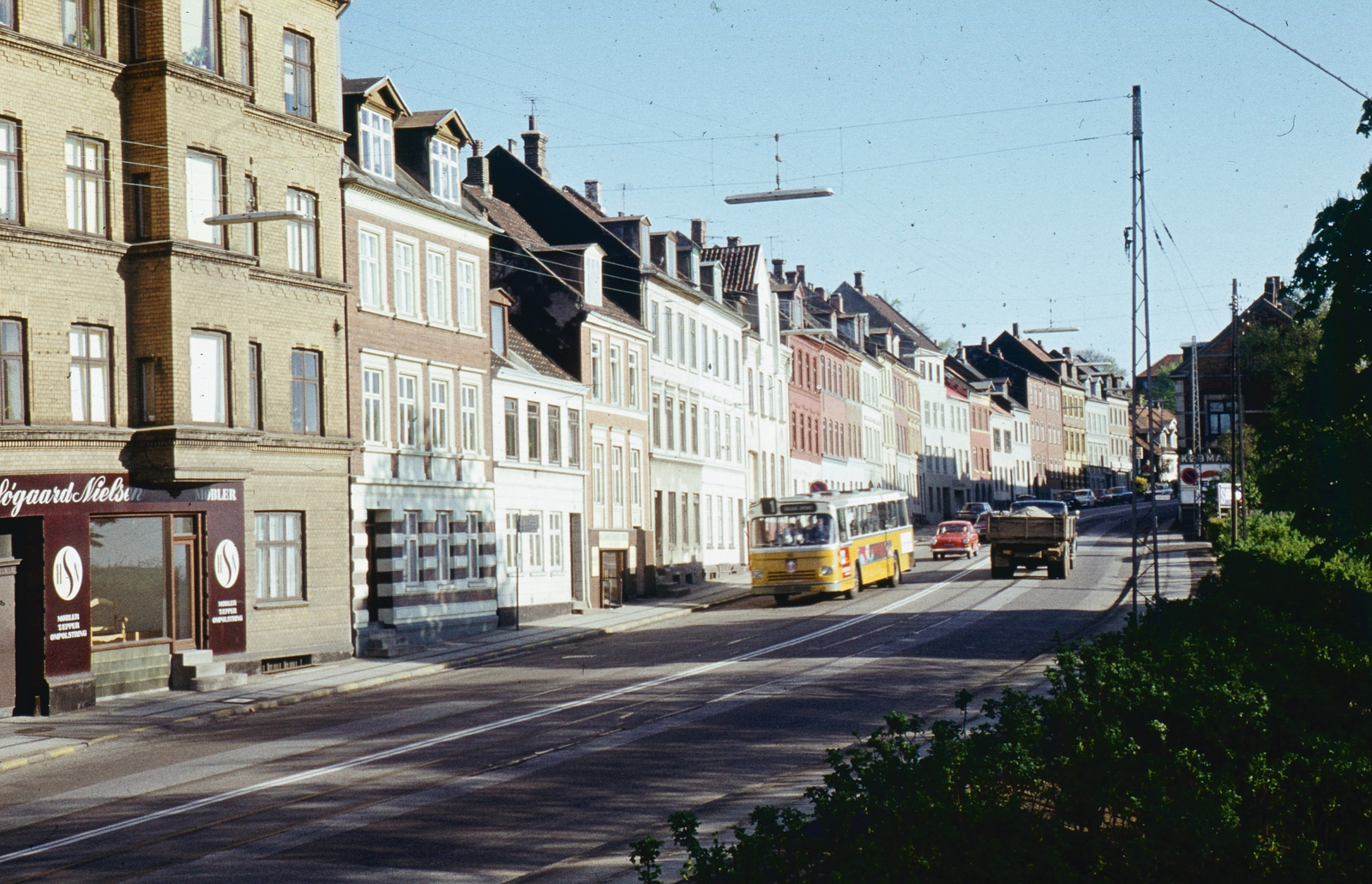 Dánia, Aarhus, (ekkor Århus), Skovvejen., 1973, Kristek Pál, színes, autóbusz, teherautó, utcakép, automobil, Fortepan #75675