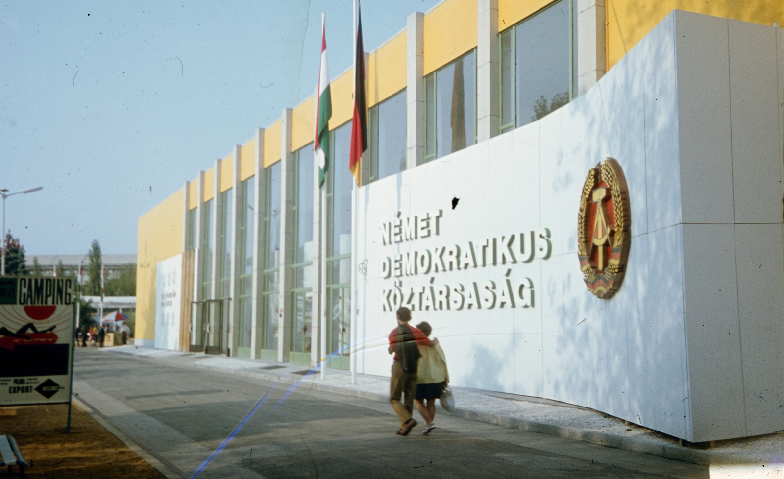 Magyarország, Budapest X., az Albertirsai úti vásár területe, a "Budapesti Vadászati Világkiállítás 1971" idején., 1971, Kristek Pál, színes, NDK, címer, Budapest, nemzeti jelkép, Fortepan #75681