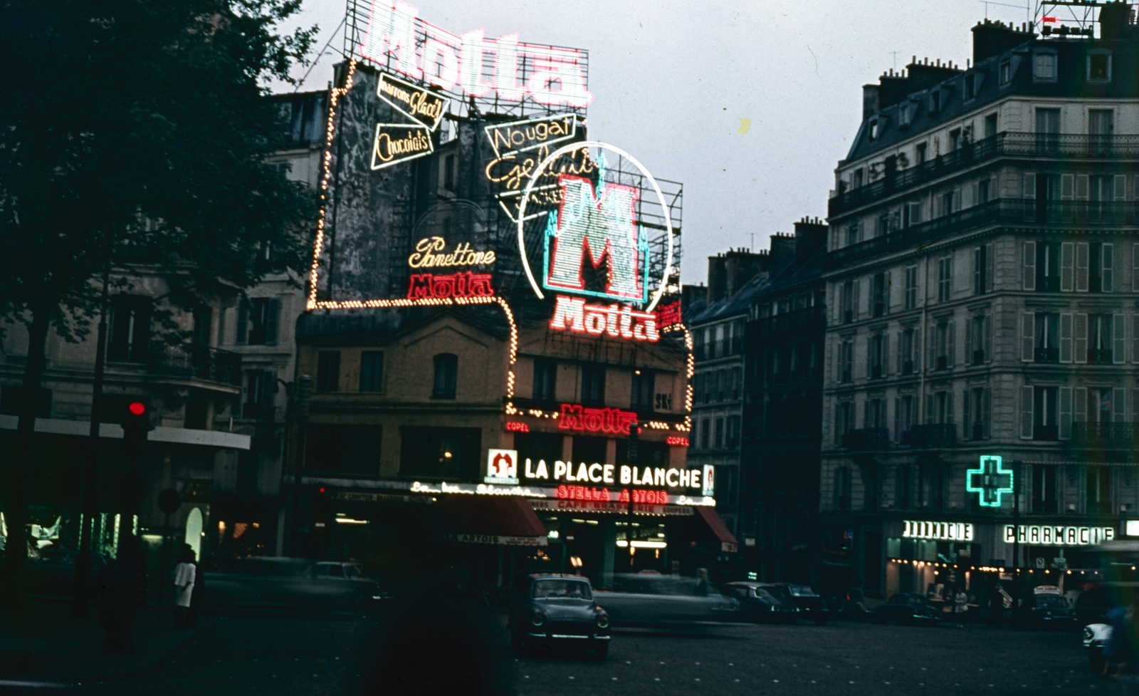 France, Paris, Boulevard de Clichy a Rue Blanche torkolatánál., 1963, Kristek Pál, colorful, street view, neon sign, pharmacy, automobile, Fortepan #75685