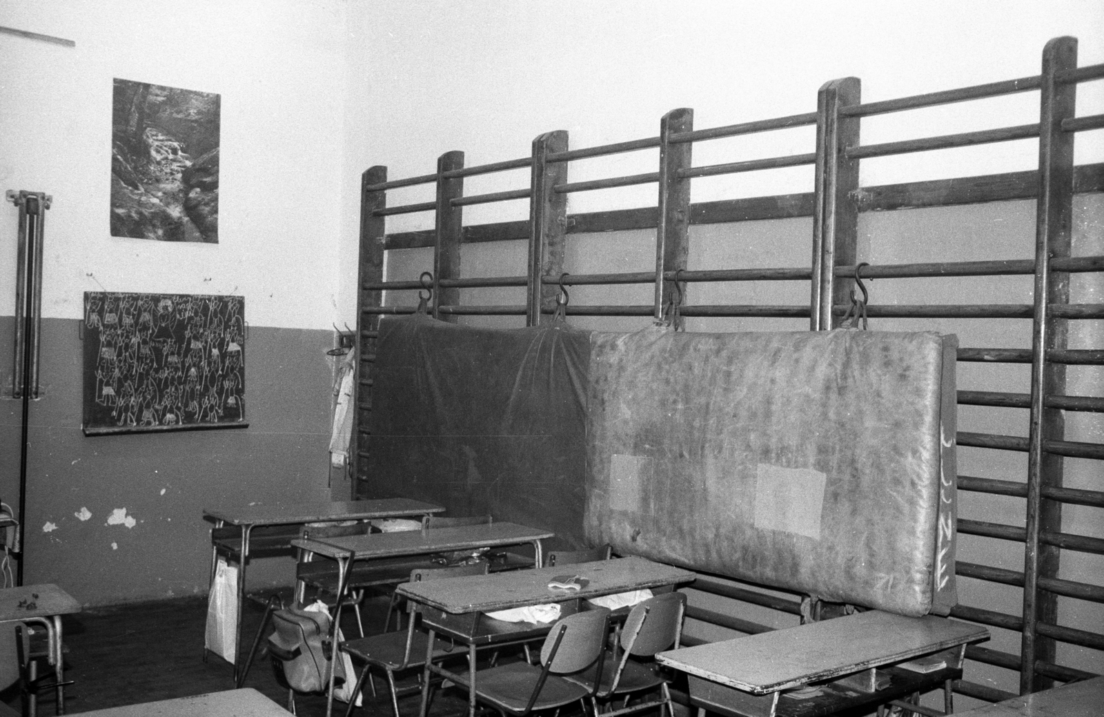 Hungary, Orosháza, Szentetornya városrész, Általános Iskola., 1983, Jankó Attila, school, classroom, blackboard, gymnastic mat, wall-bars, school desk, Fortepan #75701