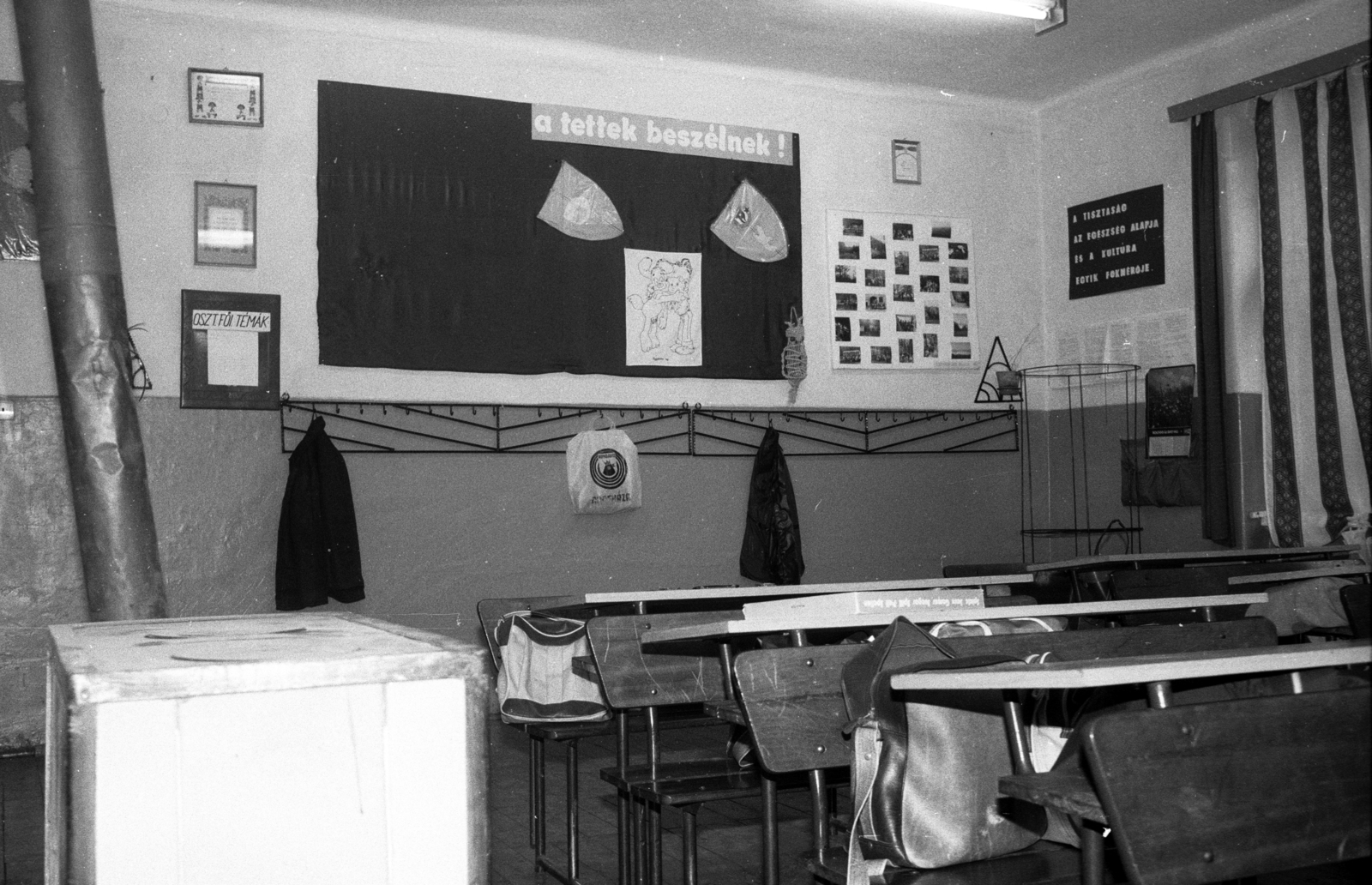 Hungary, Orosháza, Szentetornya városrész, Általános Iskola., 1983, Jankó Attila, classroom, curtain, bag, slogan, stove, school desk, bag, Fortepan #75702