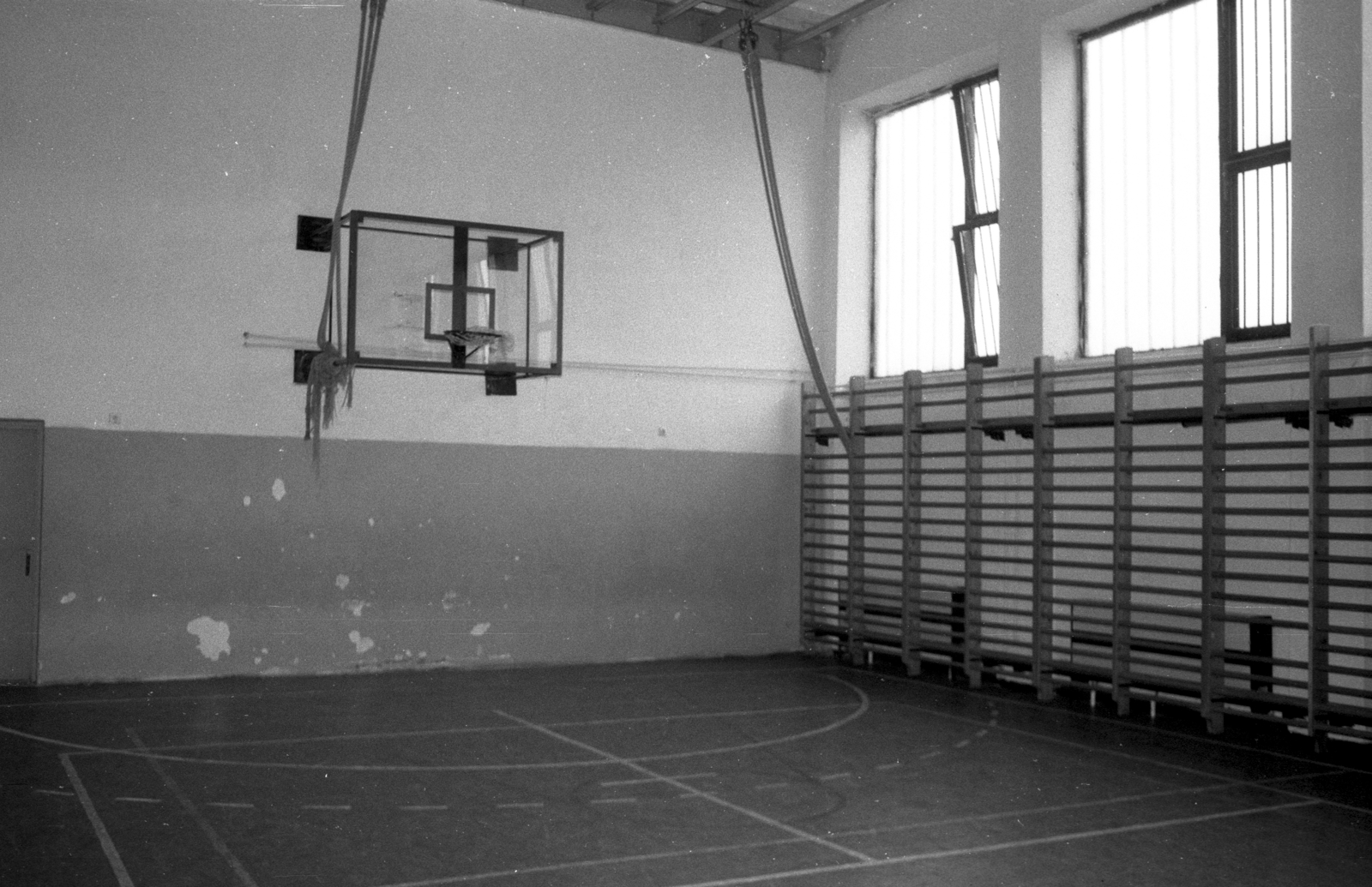 Hungary, Orosháza, József Attila Általános Iskola (később Orosházi Református Két Tanítási Nyelvű Általános Iskola), tornaterem., 1983, Jankó Attila, gym, wall-bars, Exercise Equipment, basketball hoop, Fortepan #75703