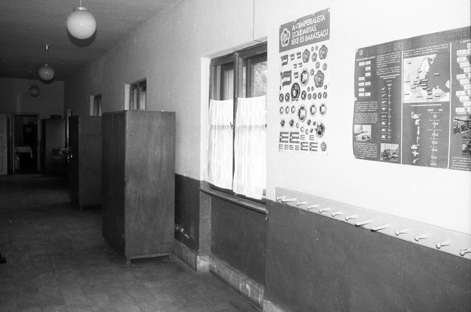 Hungary, Orosháza, Rákóczitelepi Általános Iskola (később Orosházi Vörösmarty Mihály Általános Iskola Rákóczitelepi Tagintézménye)., 1983, Jankó Attila, school, map, poster, corridor, slogan, Fortepan #75706