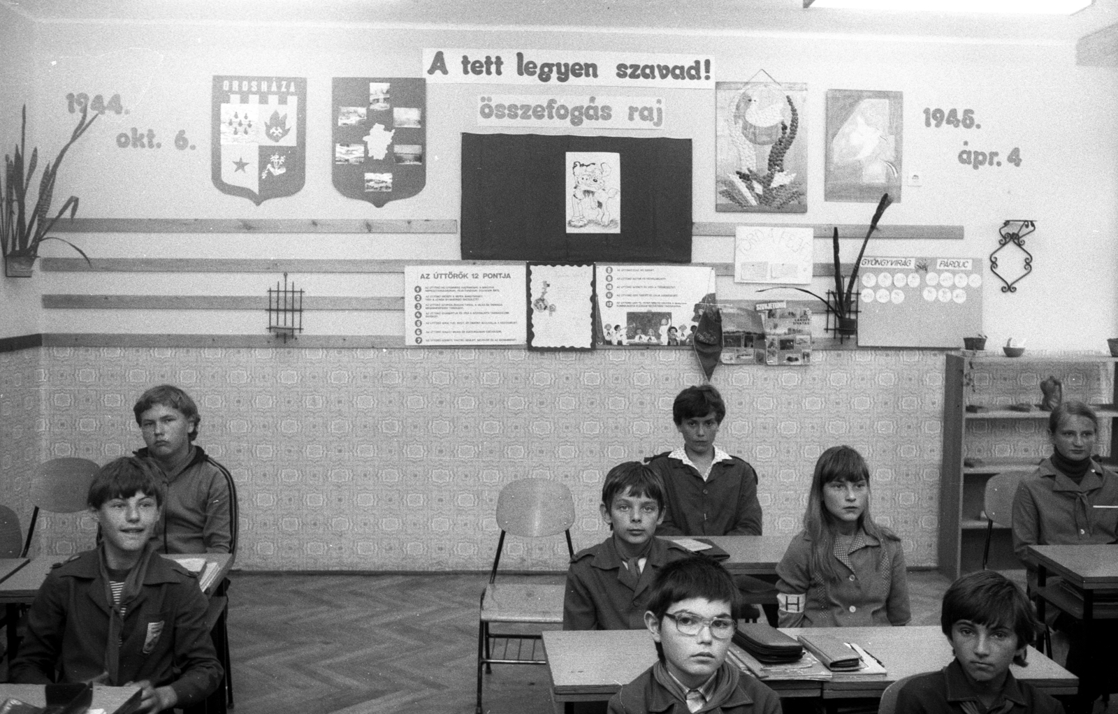 Hungary, Orosháza, 1983, Jankó Attila, school, poster, tableau, crest, boys, girl, slogan, indoor plants, uniform, Fortepan #75714