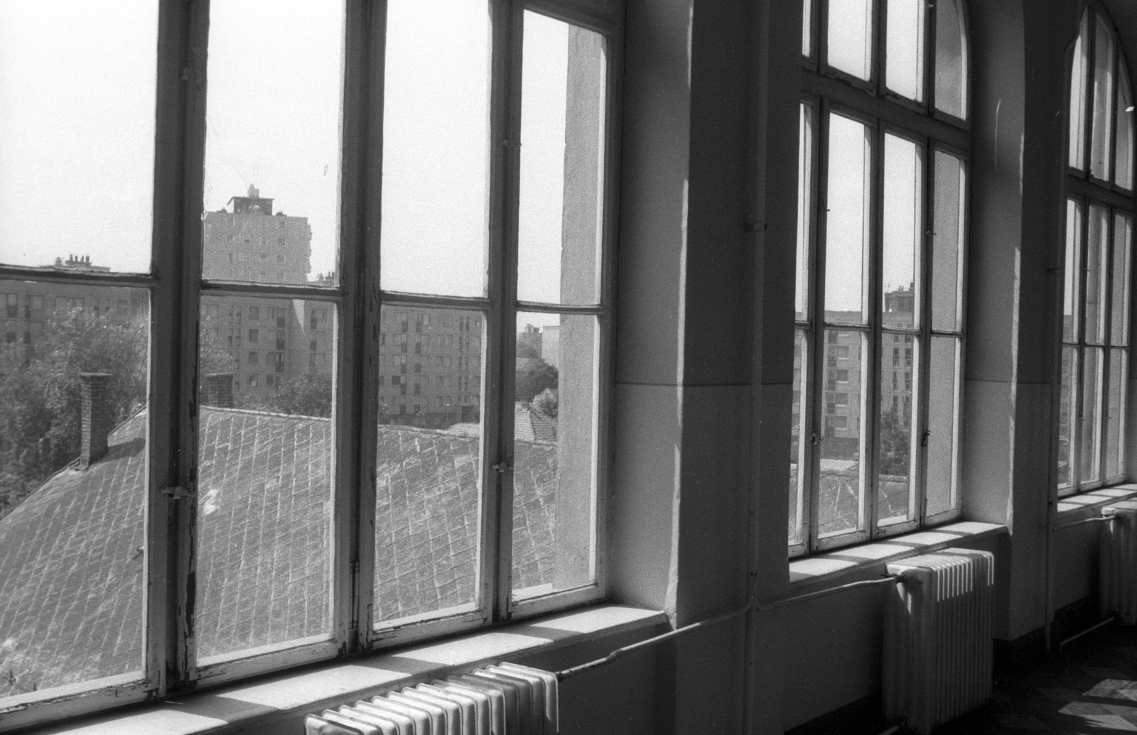 Hungary, Orosháza, József Attila Általános Iskola (később Orosházi Református Két Tanítási Nyelvű Általános Iskola)., 1983, Jankó Attila, window, radiator, Fortepan #75718
