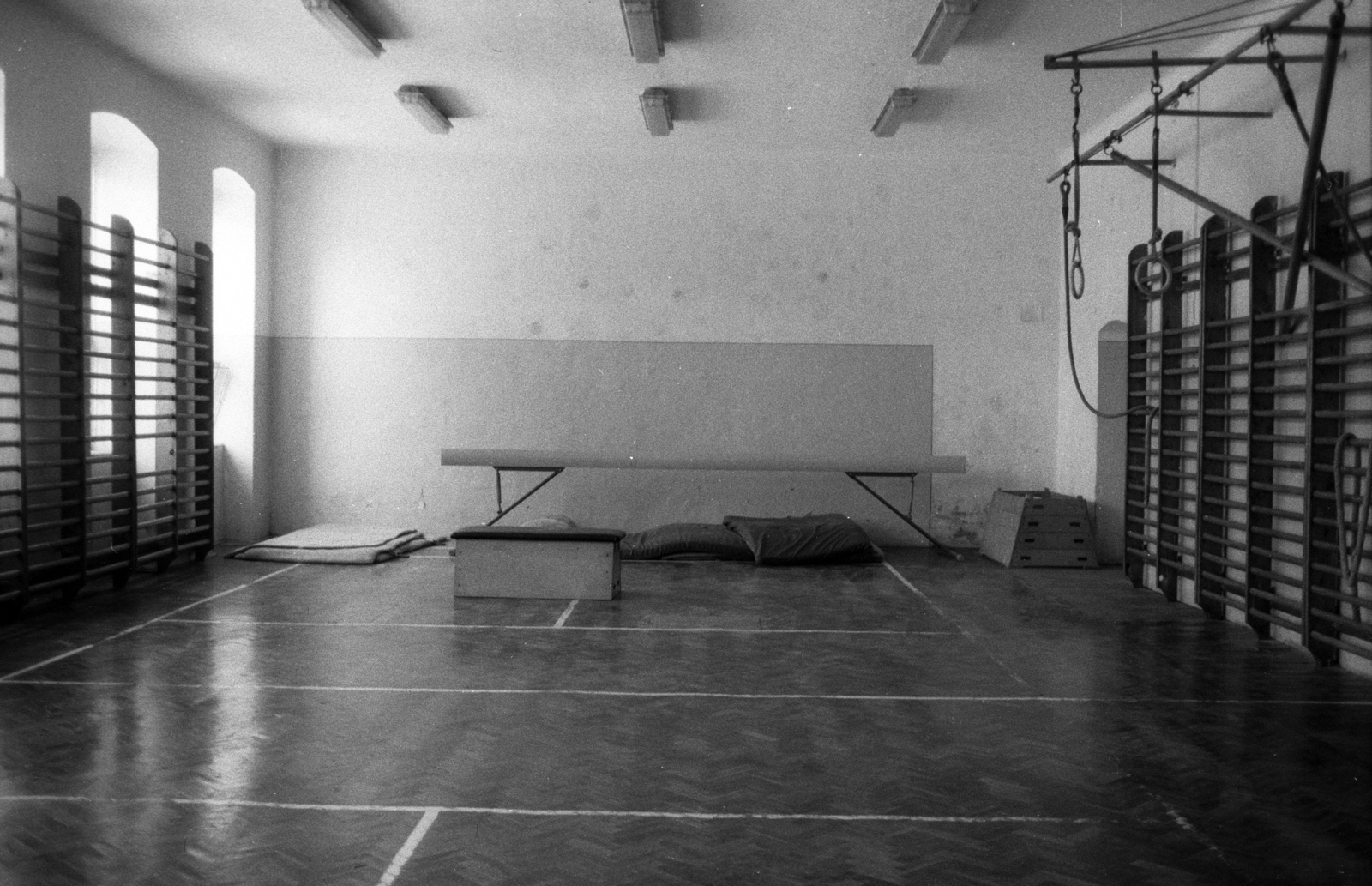 Hungary, Orosháza, 1983, Jankó Attila, gym, parquet floor, gymnastic mat, wall-bars, Exercise Equipment, Fortepan #75719