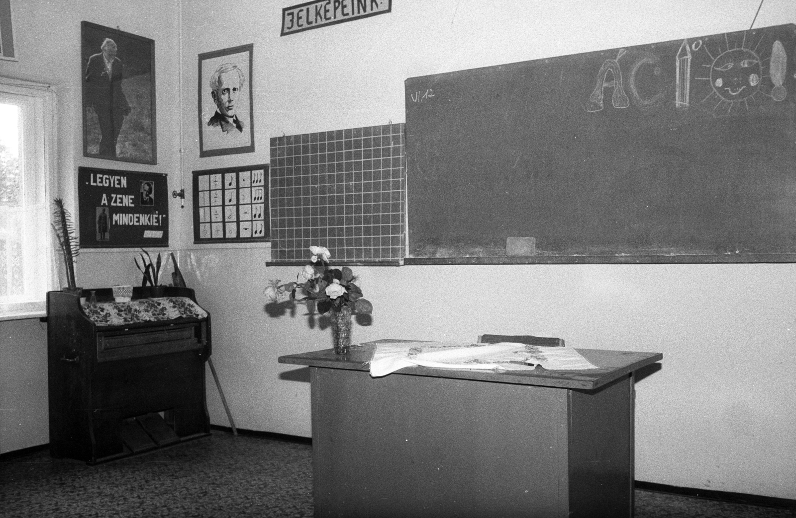 Hungary, Csanádapáca, Szent Gellért út, Általános Iskola., 1983, Jankó Attila, classroom, restaurant, blackboard, music school, slogan, Zoltán Kodály-ábrázolás, Fortepan #75733