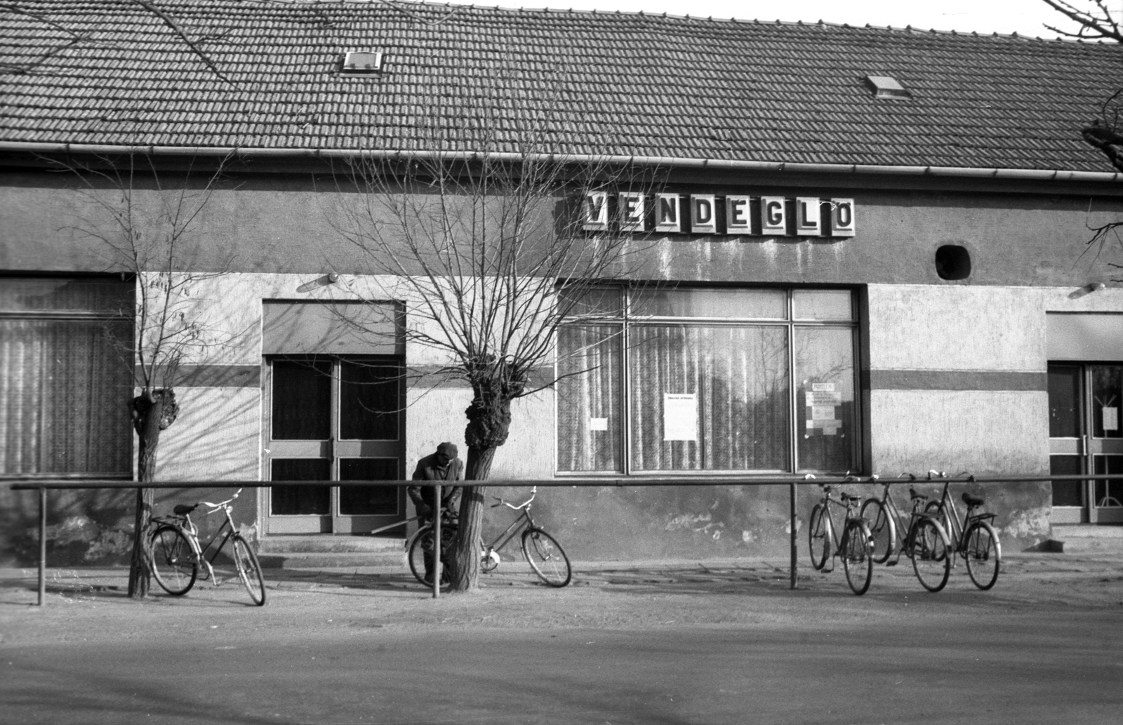 Hungary, Csanádapáca, Szent Gellért út (Felszabadulás utca) 46., vendéglő., 1983, Jankó Attila, bicycle, restaurant, Fortepan #75743