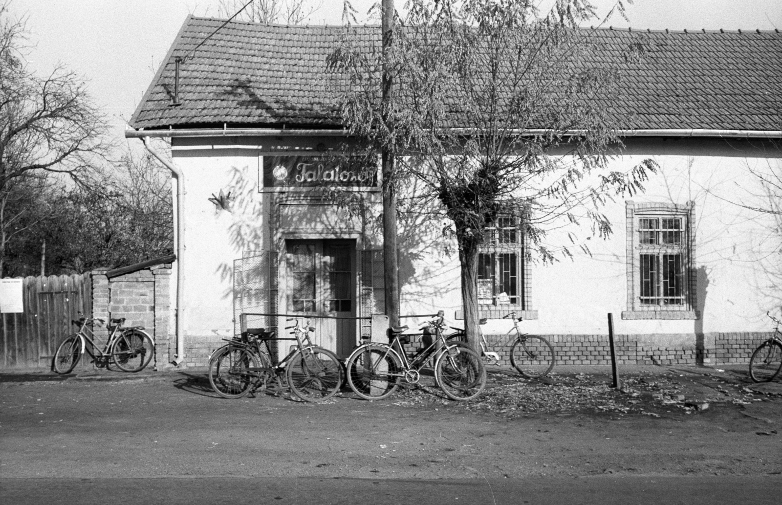 Hungary, Csanádapáca, Vasút út 7., 1983, Jankó Attila, bicycle, restaurant, Fortepan #75761