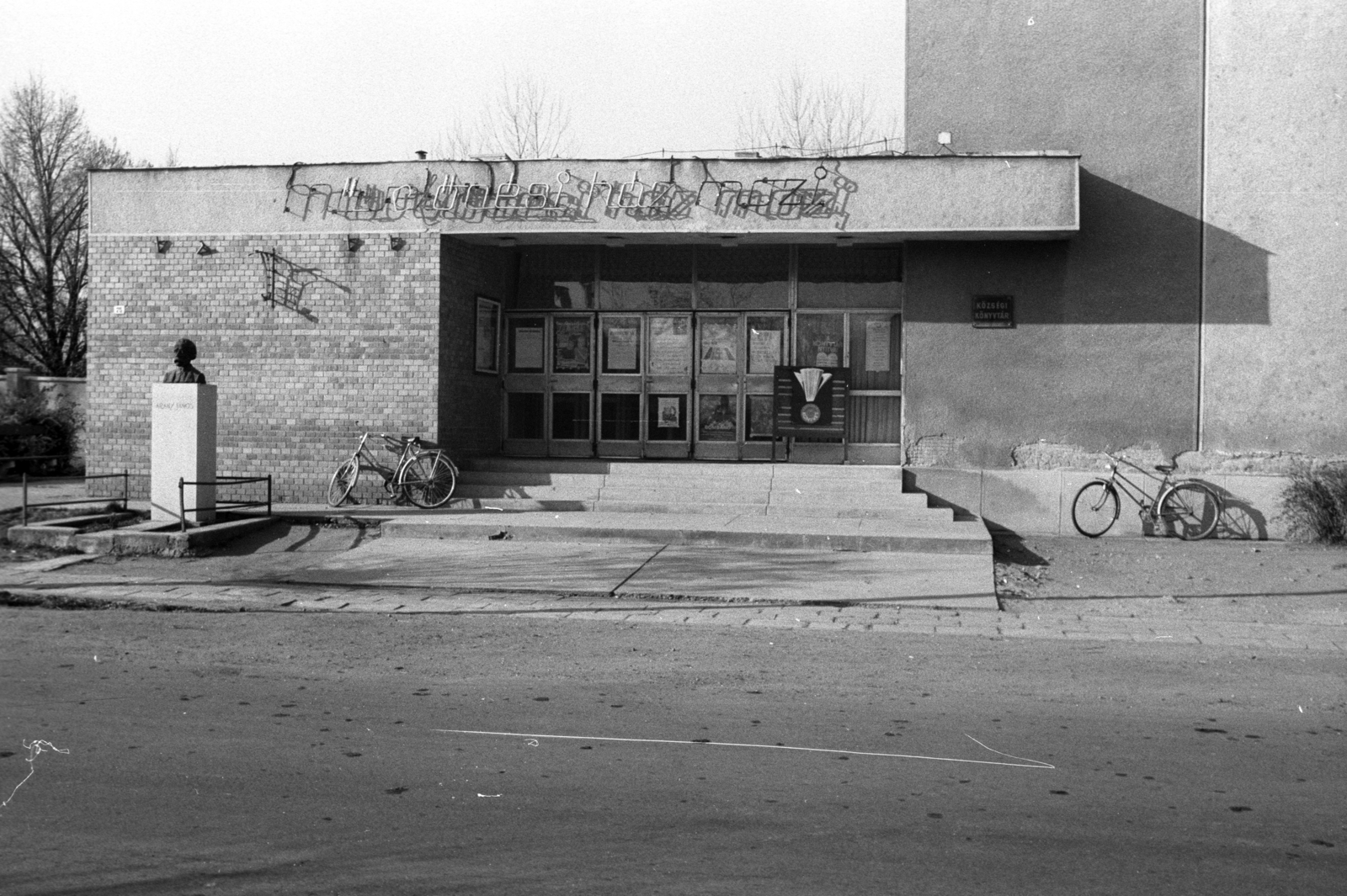 Hungary, Csanádapáca, Szent Gellért út 75. Művelődési Ház., 1983, Jankó Attila, bicycle, movie theater, bust, János Arany-portrayal, Fortepan #75762