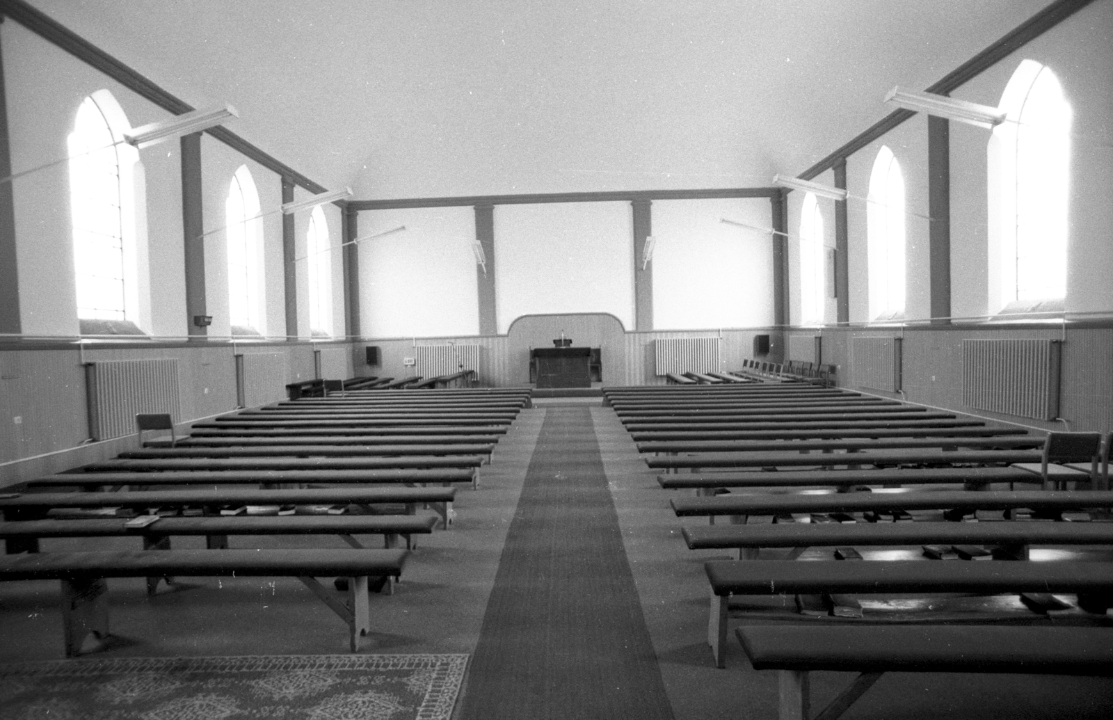 Hungary, Orosháza, Deák Ferenc utca 9., imaház., 1983, Jankó Attila, church interior, pointed arch, Fortepan #75770