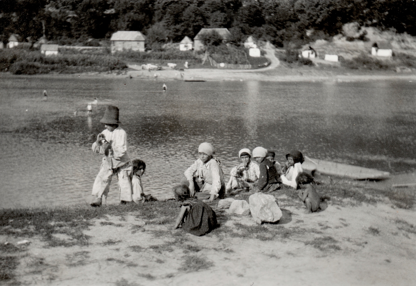 Romania,Transylvania, Ticău, Szamos folyó a révnél, a túlparton Kelence., 1930, Péchy László, river, kids, Fortepan #75814