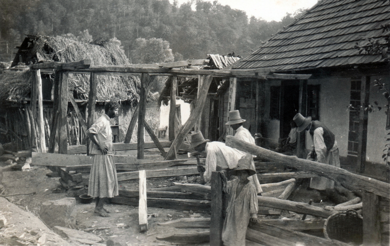 Romania,Transylvania, Chelința, famunka a cigánytelepen, 1930, Péchy László, hovel, straw hat, Fortepan #75818