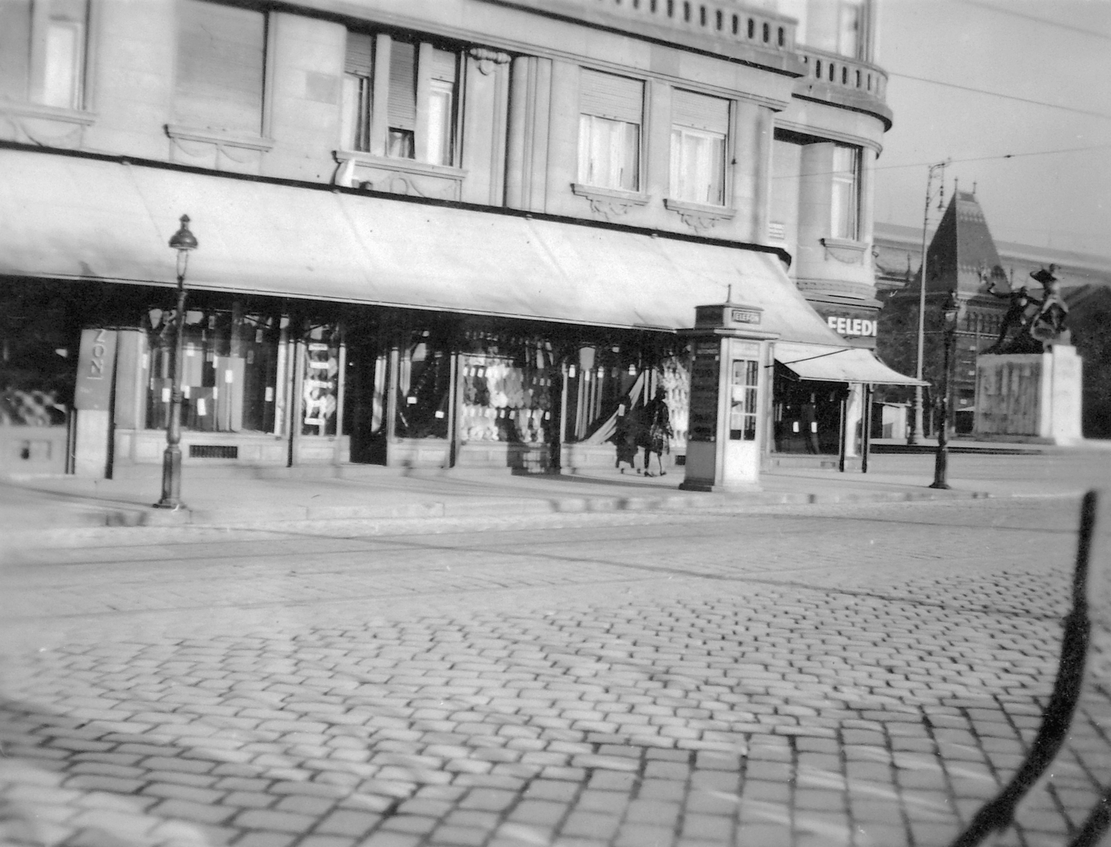 Magyarország, Budapest V., Belgrád (Ferenc József) rakpart - Fővám tér sarka, háttérben az 1. honvéd és népfölkelő gyalogezred emlékműve a Fővám téren., 1938, Fortepan, telefonfülke, Budapest, Fortepan #7582