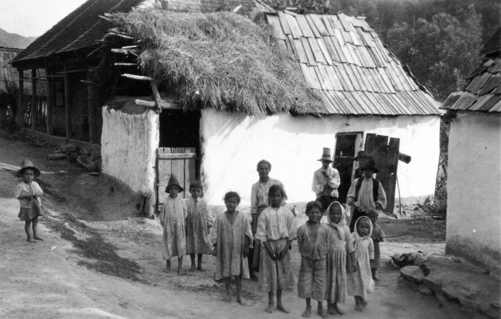 Romania,Transylvania, Chelința, cigánytelep., 1930, Péchy László, tableau, kids, shingle, Fortepan #75820