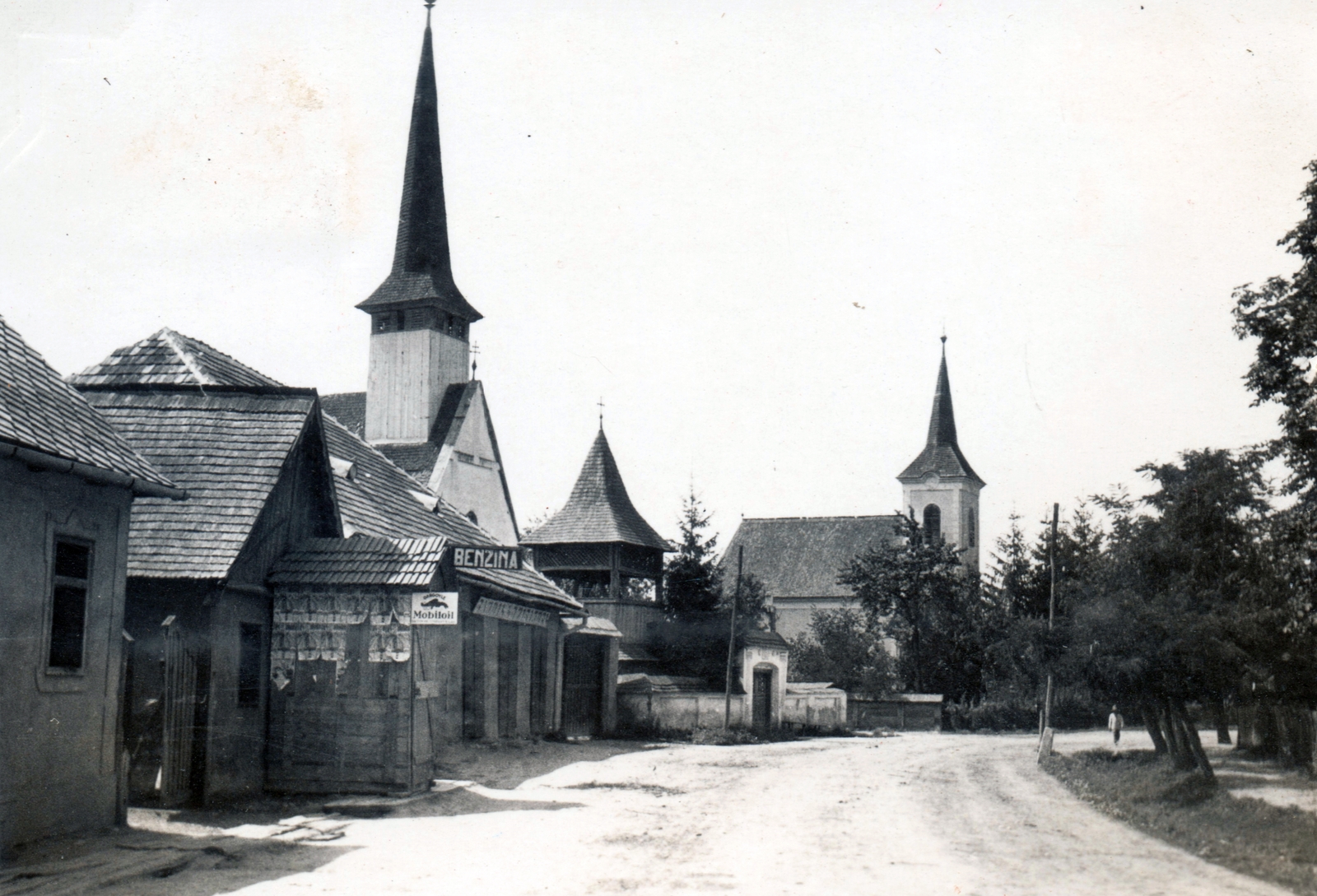 Románia,Erdély, Sülelmed, balra az régi ortodox fatemplom és harangtorony, szemben hátrébb a református templom., 1930, Péchy László, templom, benzinkút, Mobiloil-márka, Fortepan #75824