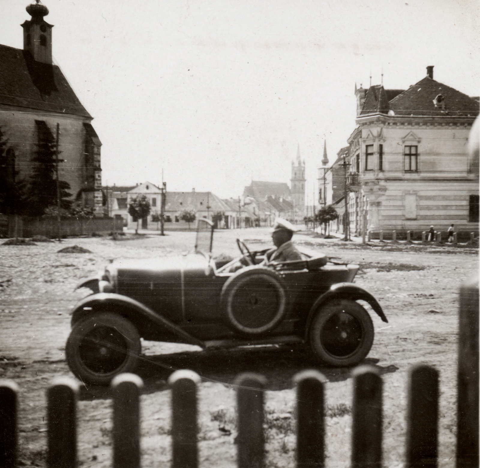 Románia,Erdély, Beszterce, Piata Unirii, balra a minorita templom, szemben az Erszény utca (strada Domei), háttérben az evangélikus templom., 1924, Péchy László, templom, gótika, automobil, Ferences rend, Petrus Italus-terv, Fortepan #75841